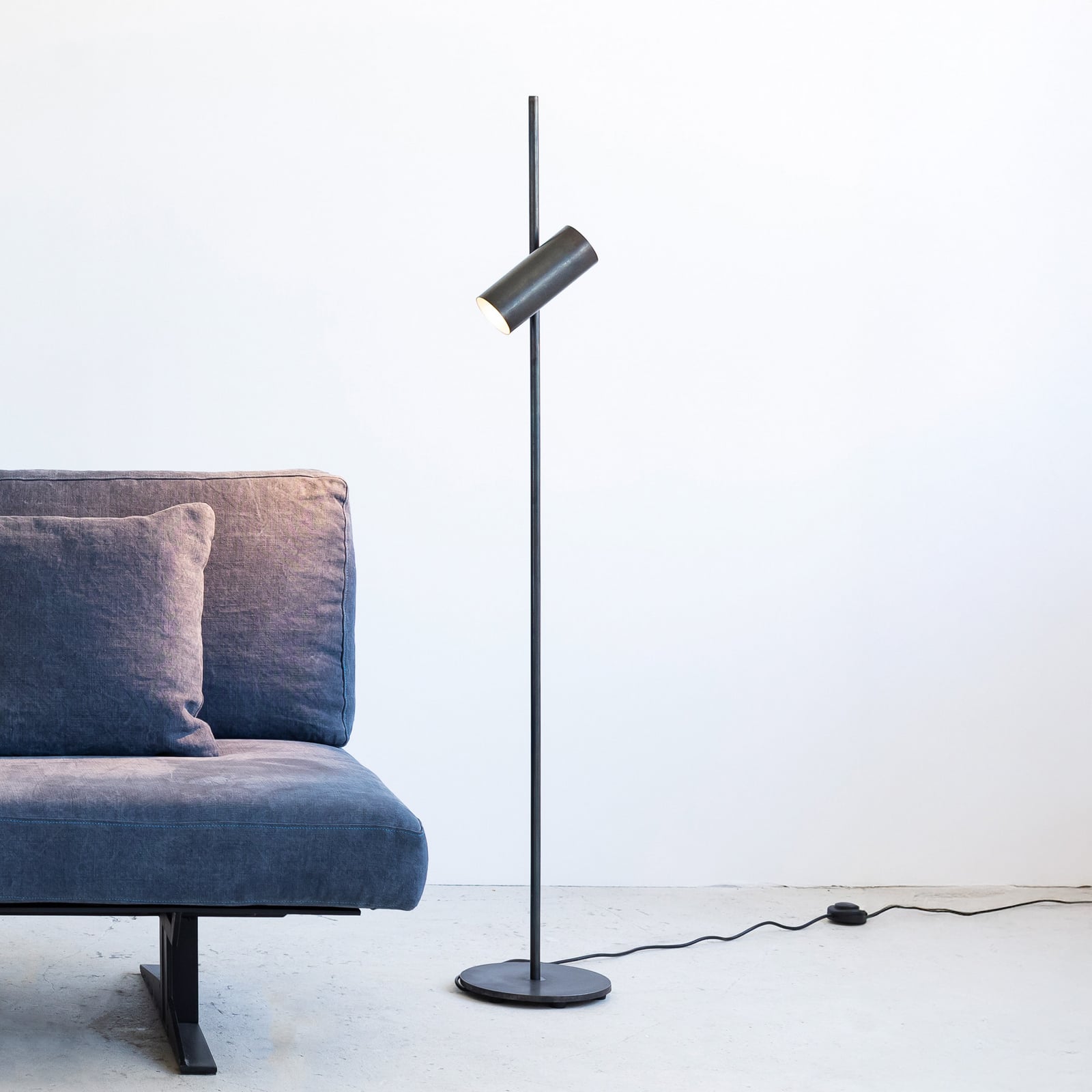 N°15 gulvlampe, sort, stål, højde 140 cm, GU10 – Serax N°15 gulvlampe, sort, stål, højde 140 cm, GU10 – Serax