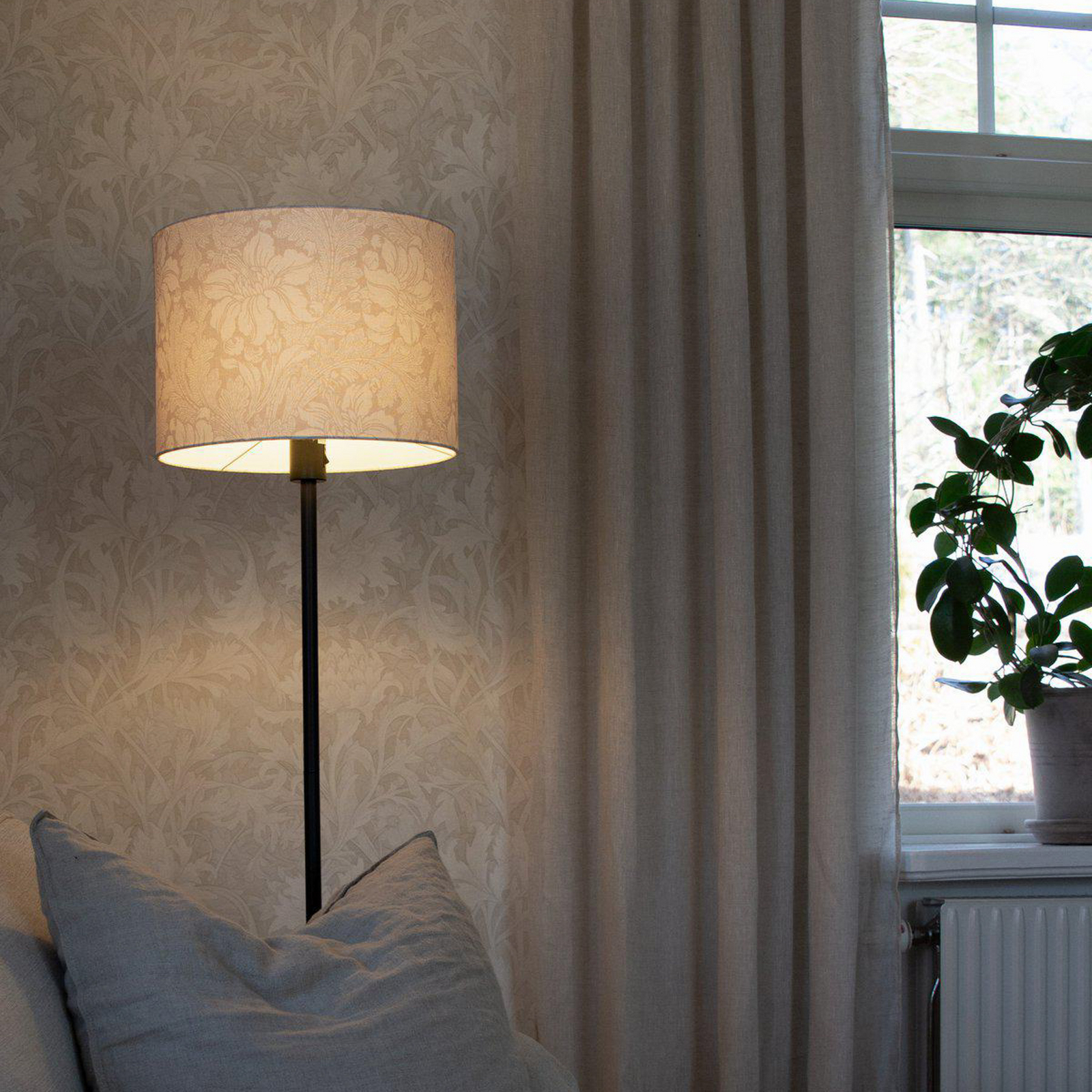 Stehleuchte Amy, beige/schwarz, Höhe 150 cm, Textil, E27