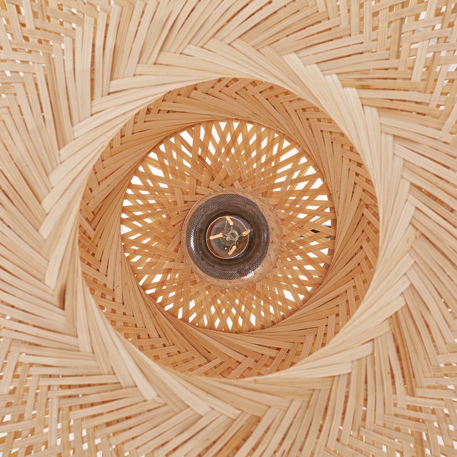 Candeeiro de arco Lindby Solvian, preto/natural, bambu, metal