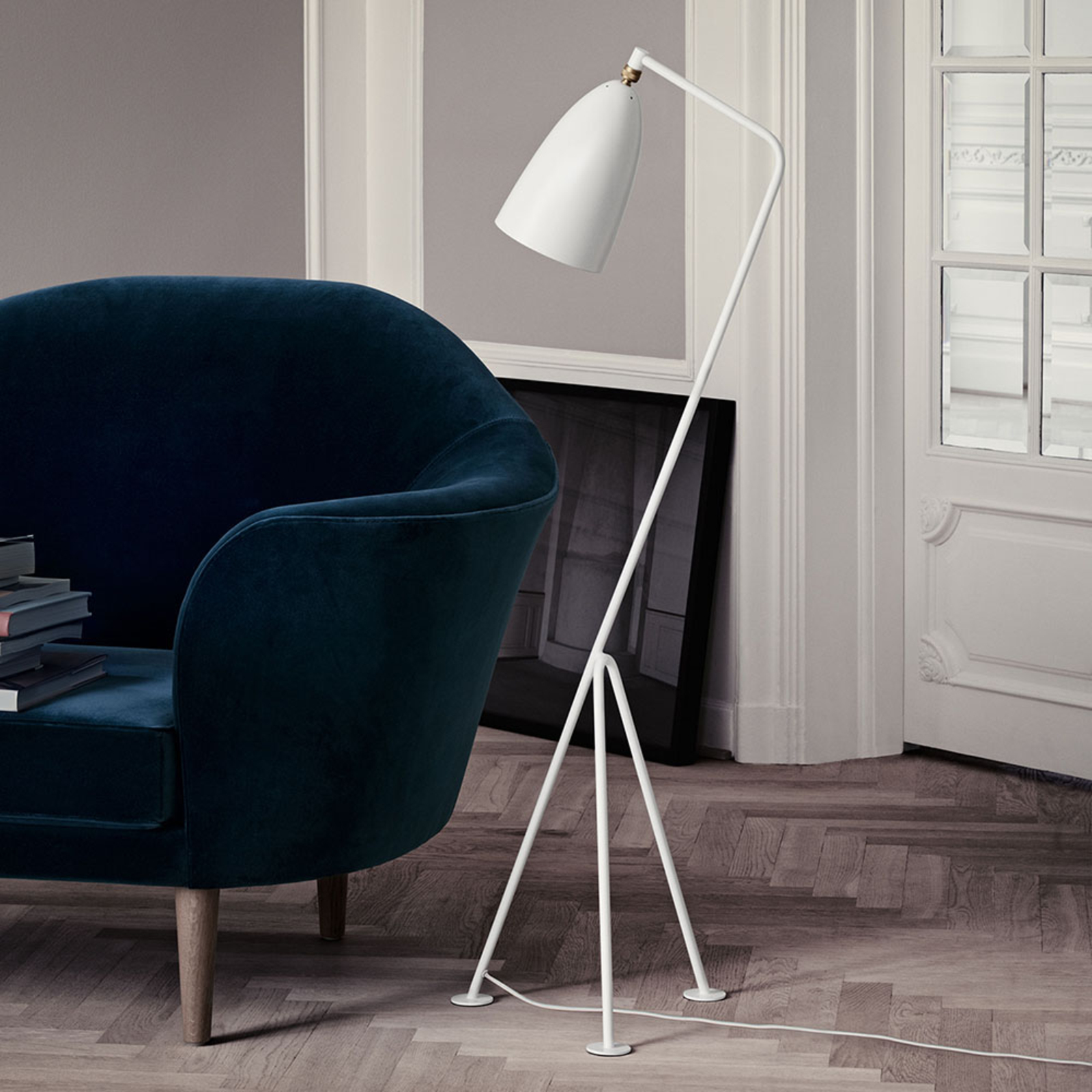 GUBI Gräshoppa tripod floor lamp, oyster white, for Living / Dining Room, powder-coated steel, brass, E14, 40 W, energy efficiency: A++, H: 125.3 cm