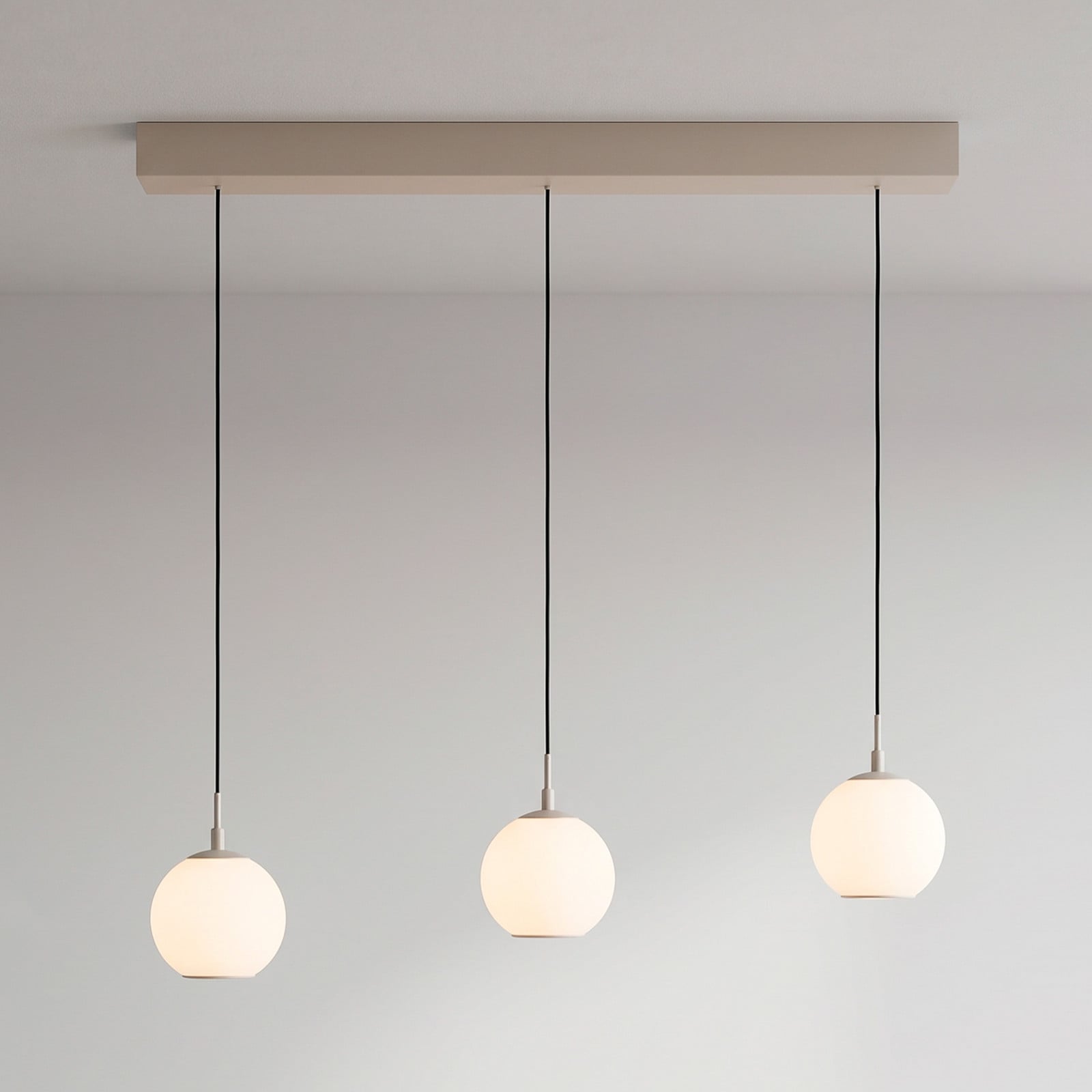 Paul Neuhaus LED viseća lampa Sandora, boje pijeska, duljina 90 cm, staklo, 3 svjetla - Dnevni boravak/blagovaonica - Moderan - pijesak, opal - Metal