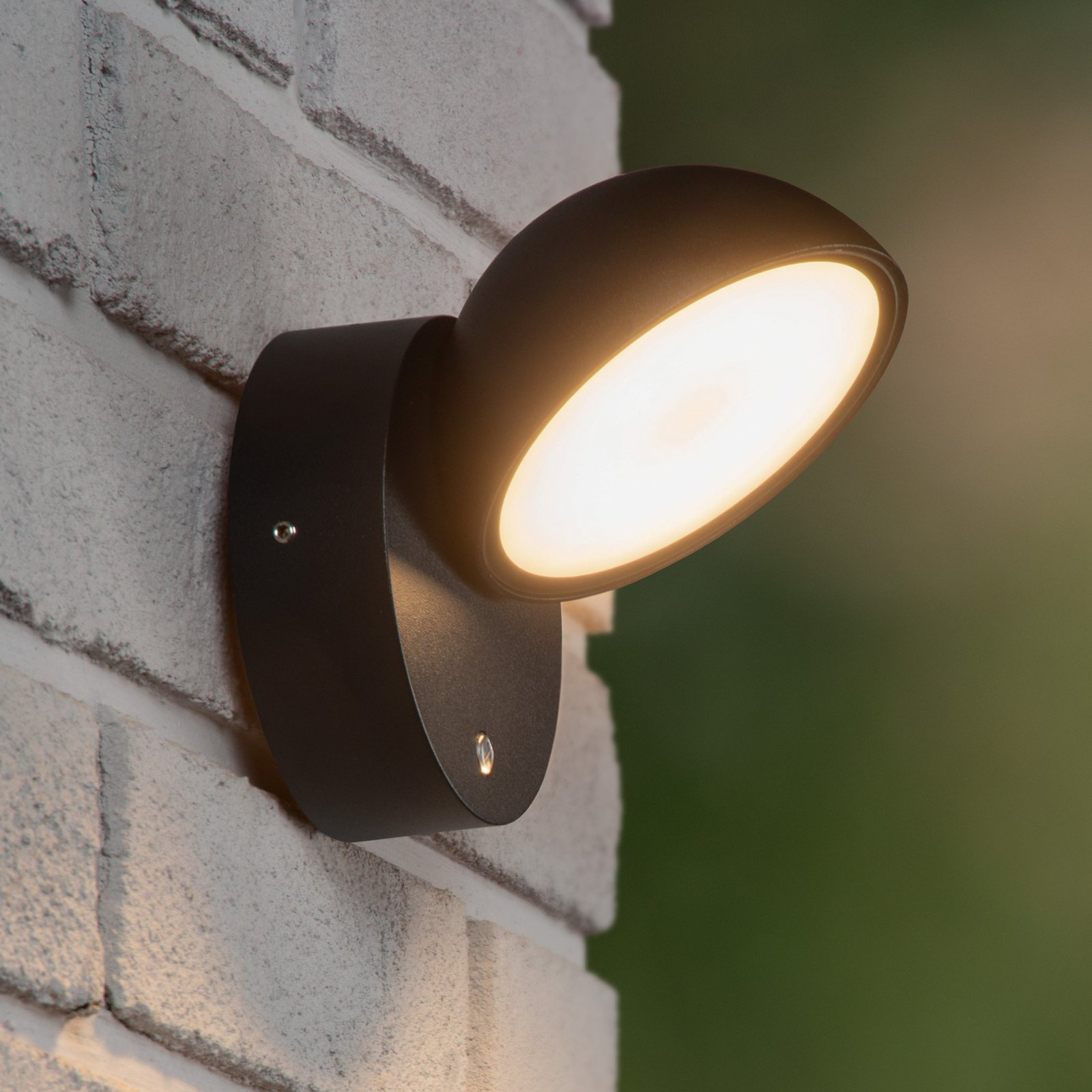 Finn LED-vägglampa, svart, IP54, dag/natt-sensor