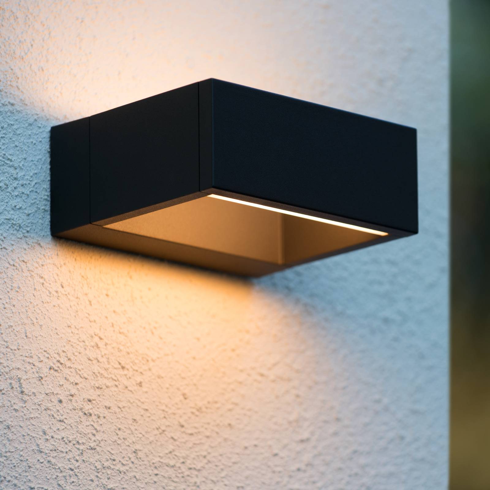 Lucide Goa – applique d’extérieur LED anguleuse en noir