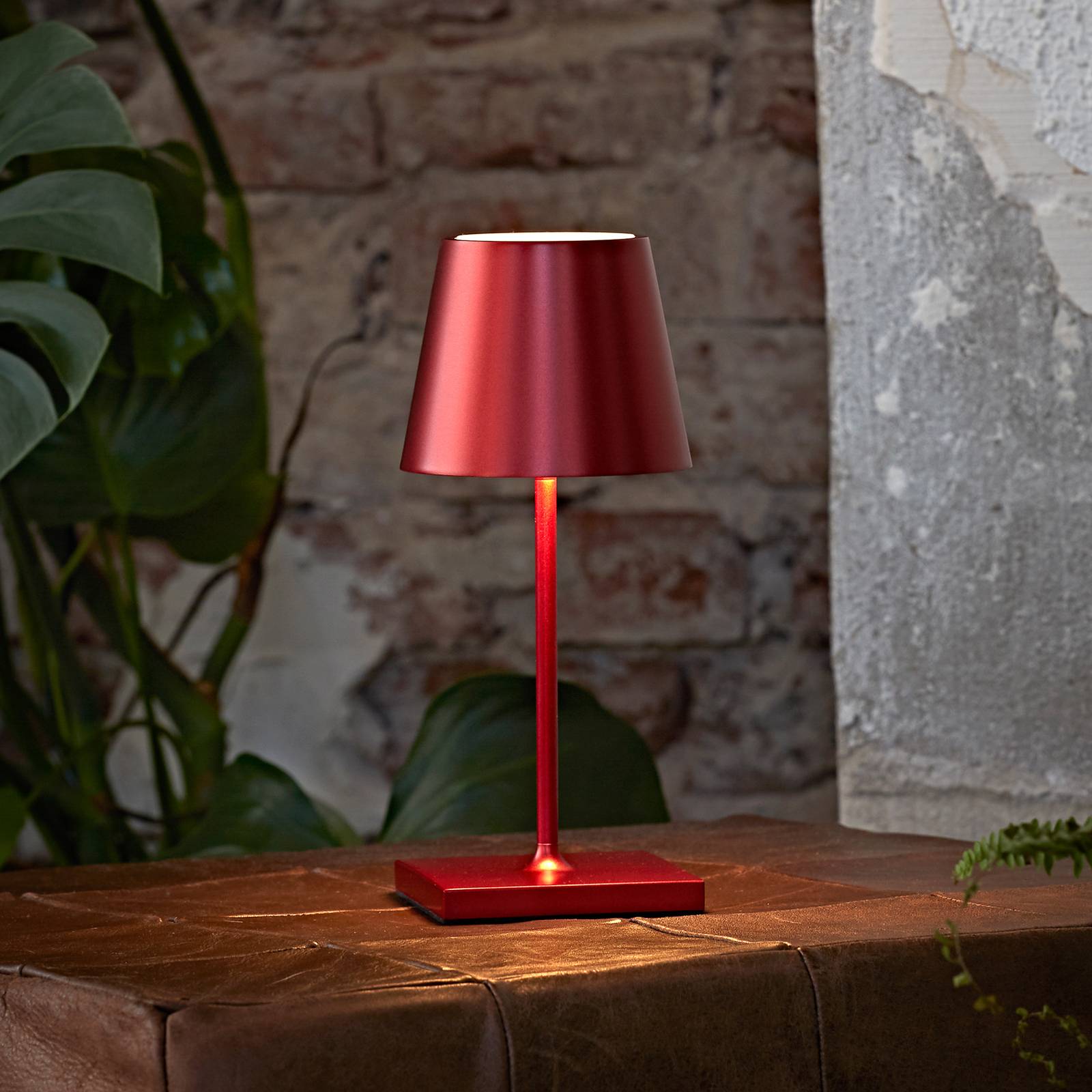 Sigor Nuindie mini LED-uppladdningsbar bordslampa rund USB-C körsbärsröd