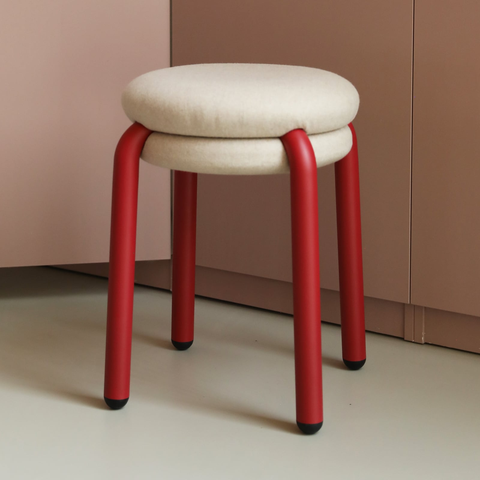 Chaise Macaron, beige/rouge, métal, hauteur 47 cm - &Klevering