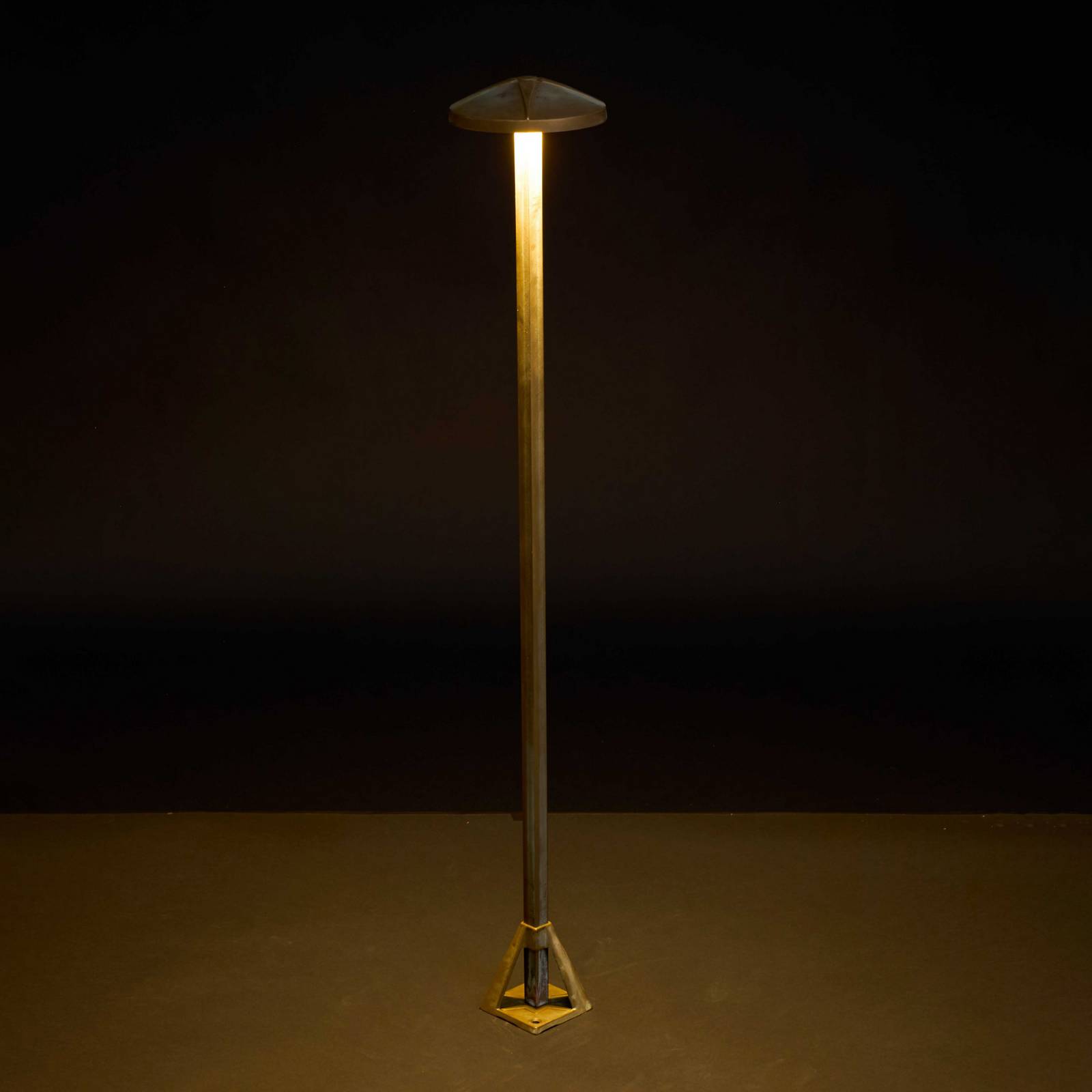 Słupek oświetleniowy LED Aura Disk, wysokość 80 cm, mosiądz postarzany, IP65