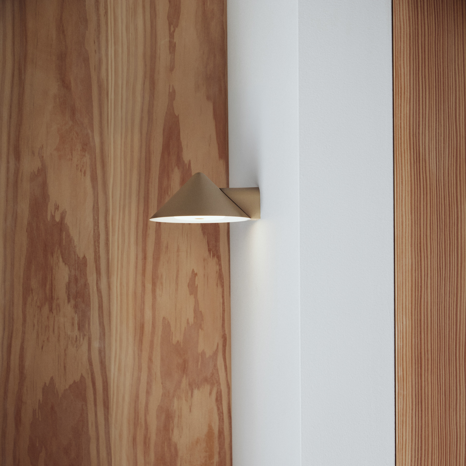 Grasp LED punjiva zidna lampa, pijeskovito siva, širina 15 cm - Frandsen Grasp LED punjiva zidna lampa, pijeskovito siva, širina 15 cm - Frandsen