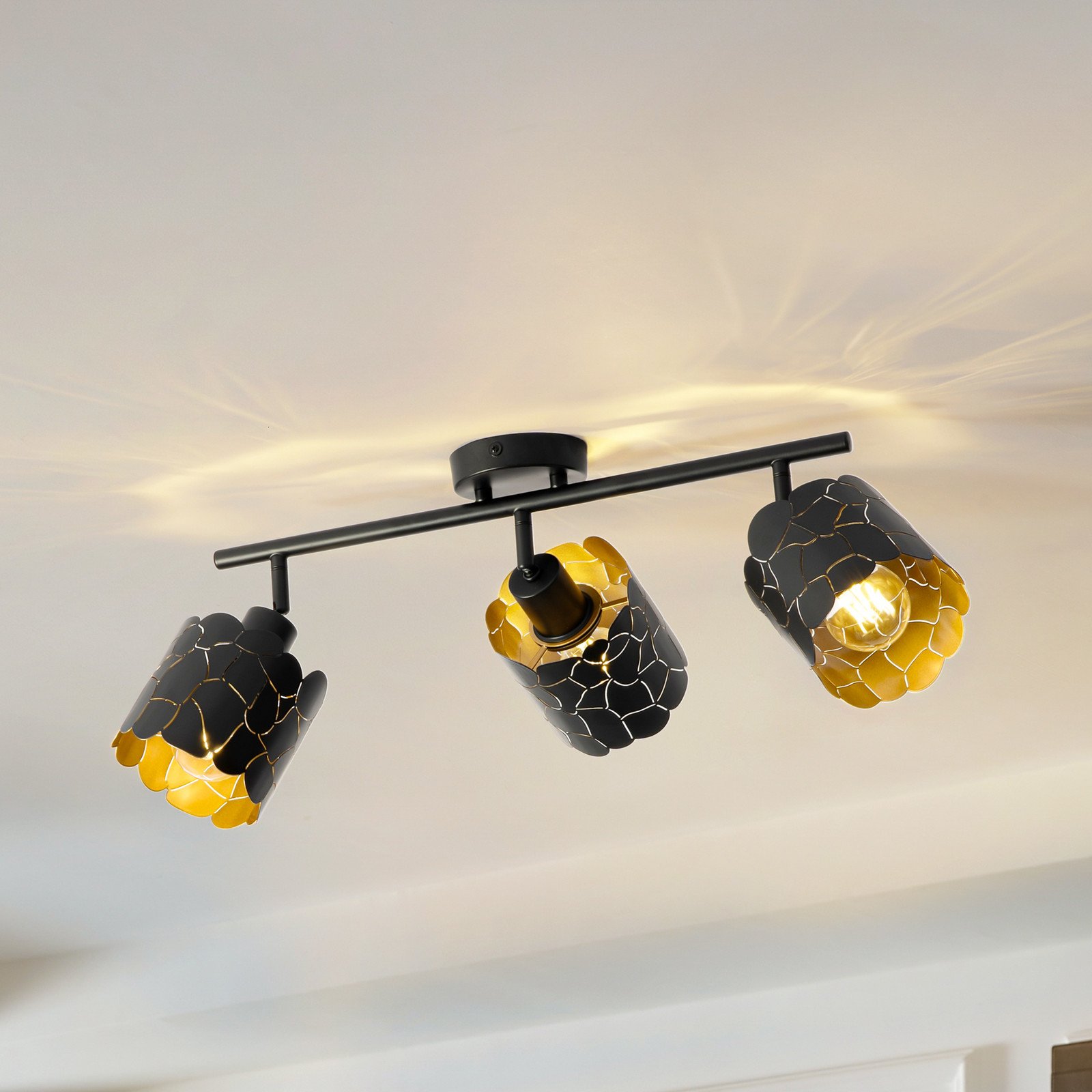 Lindby plafonieră Aralena negru / auriu 3 becuri lungime 70cm - Camera de zi / sufragerie - modern - negru auriu - Metal