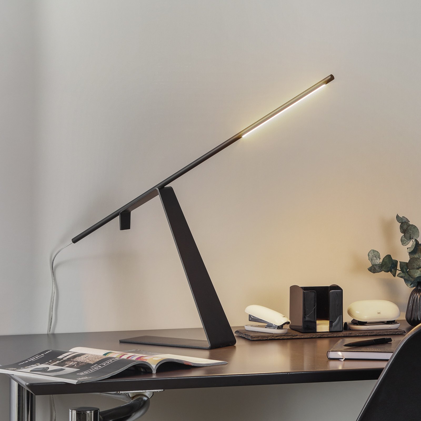 Svarta LED-design-bordslampan Jella