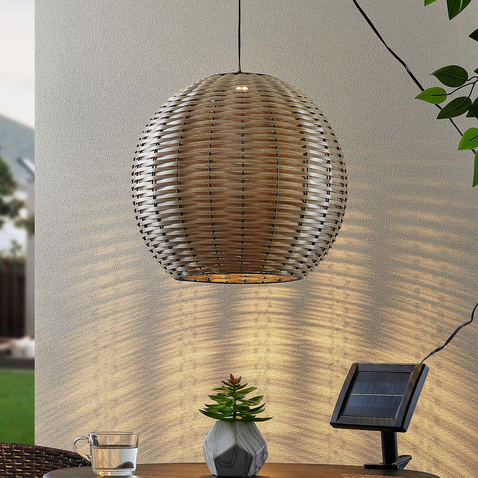 Lindby Catrica LED-solcellependellampe rattanlook