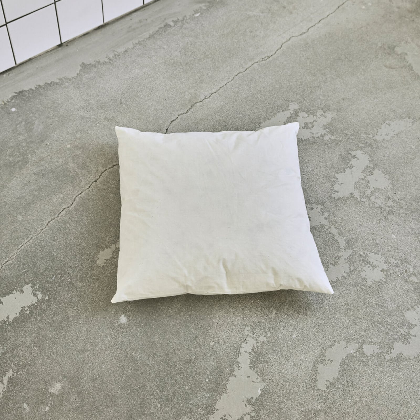 Cuscino bianco, cotone e piume d'anatra, 50 x 50 cm - House Doctor