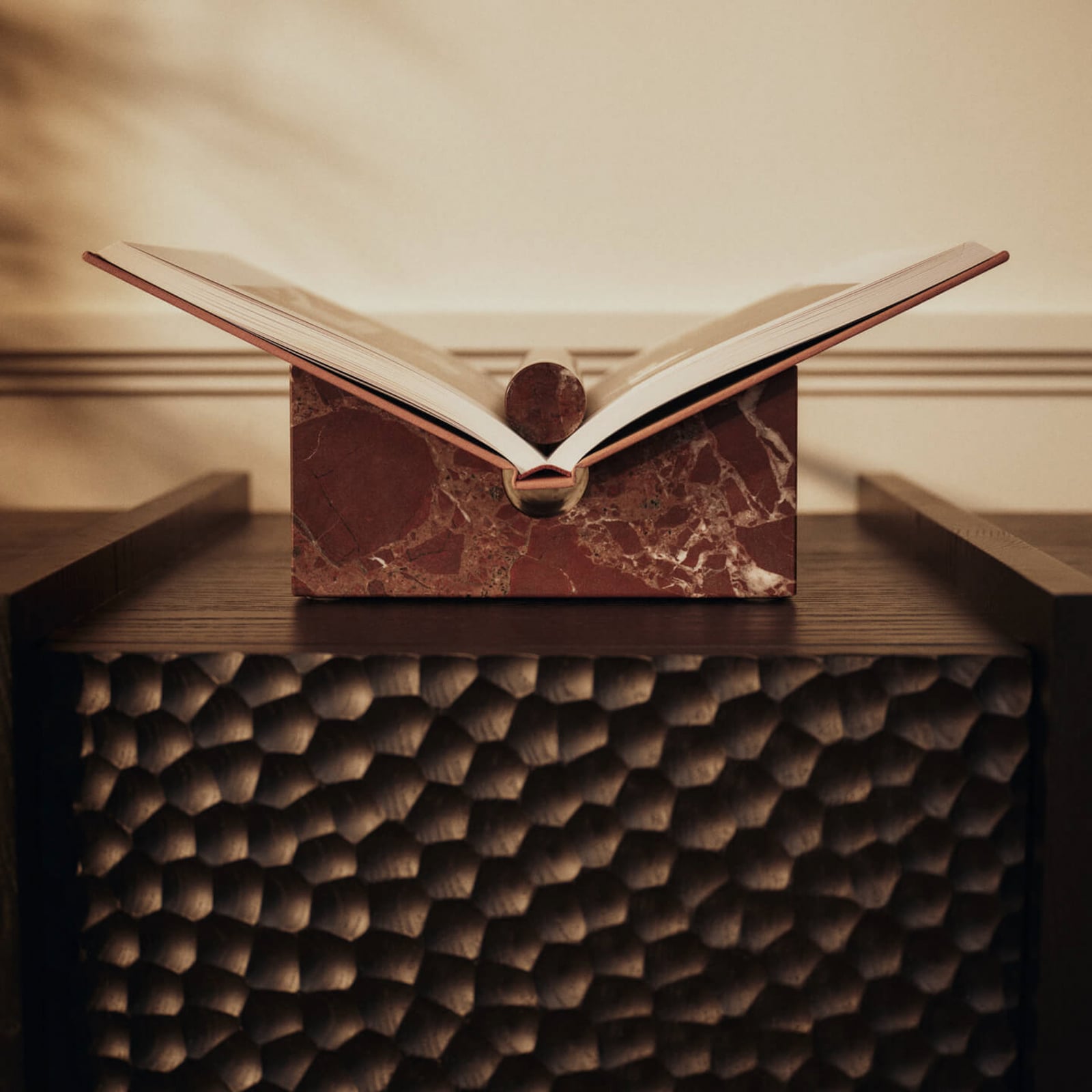 Stojan na knihy Tvara, červený mramor, 22 x 22 cm – ferm LIVING