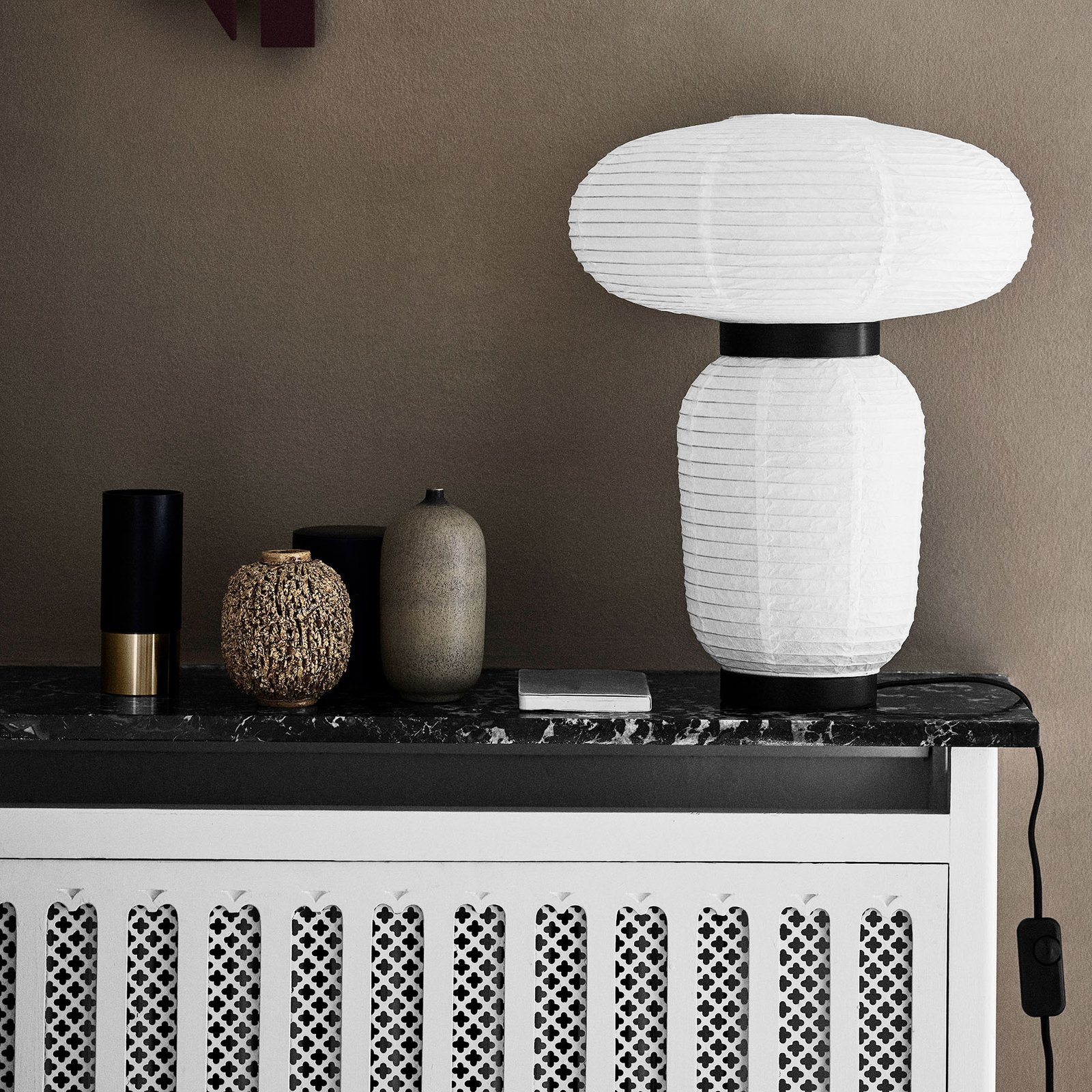 Formakami JH18 Lampe de Table Ivory White/Black Stained Oak - &Tradition