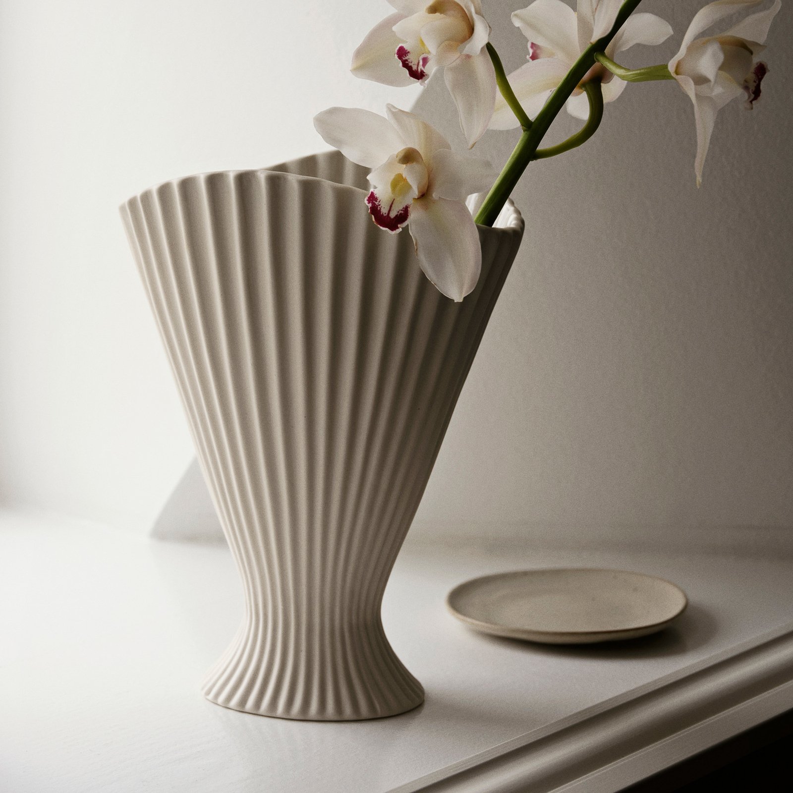 ferm LIVING Vaso a fontana, bianco, altezza 30,5 cm, ceramica