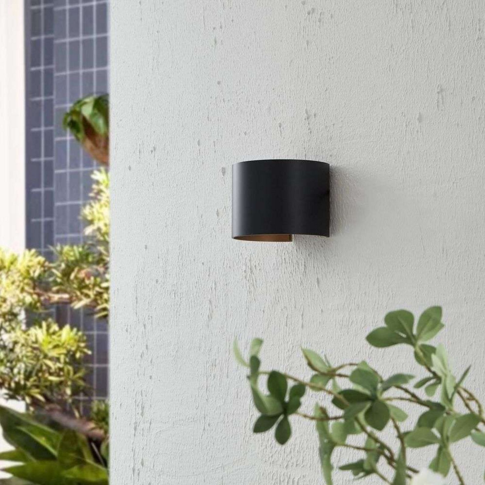 Nivar Round LED Aplique Exterior Black/Gold - Lindby