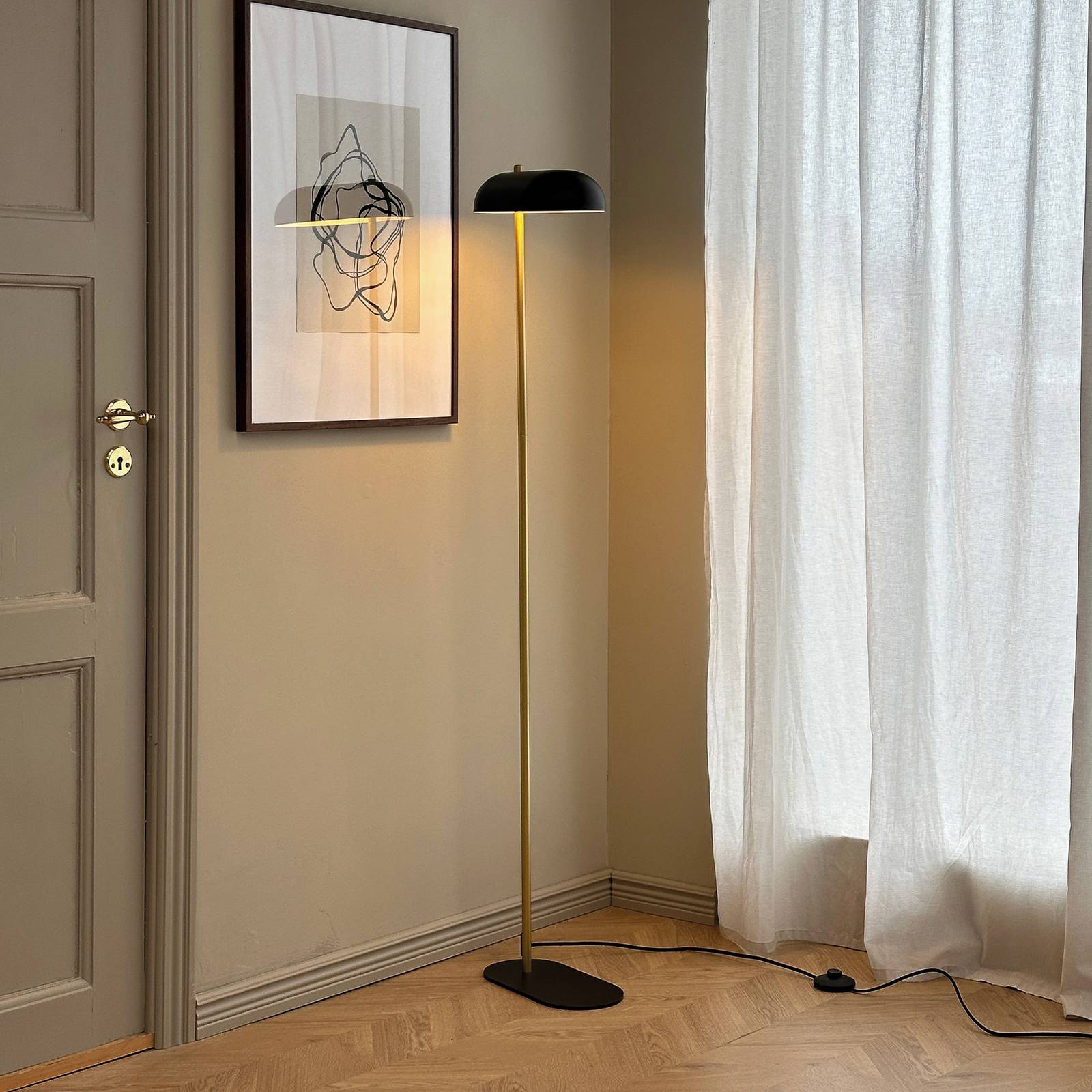 Lampe sur pied Dyberg Larsen Arch, noir/laiton, 143 cm