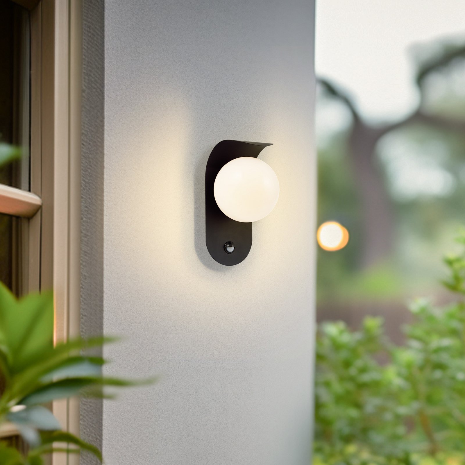 Lindby Candeeiro de parede exterior LED Lacie, sensor, preto/branco, alumínio