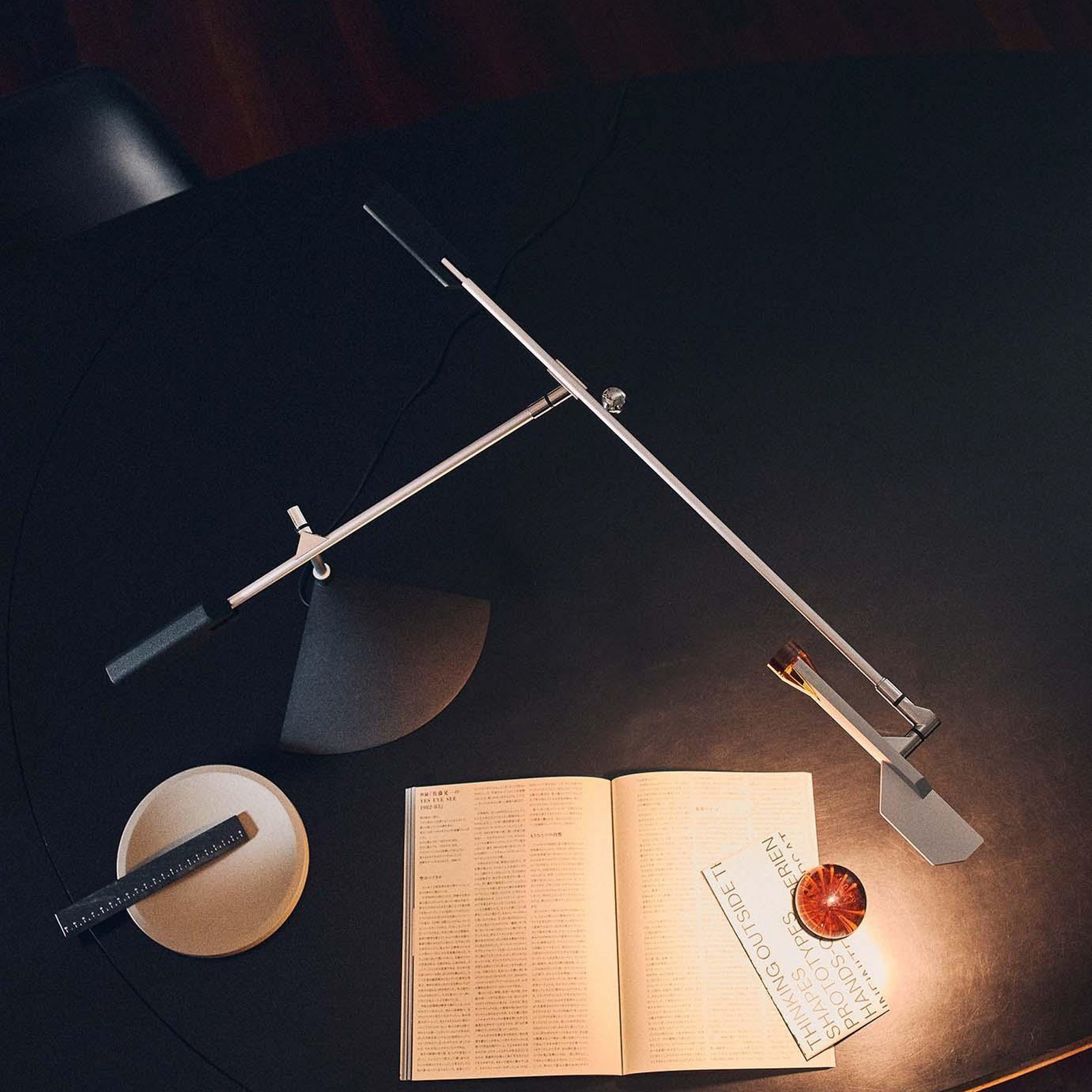Lámpara de mesa LED Stilnovo Halley, proyección 100 cm, gris