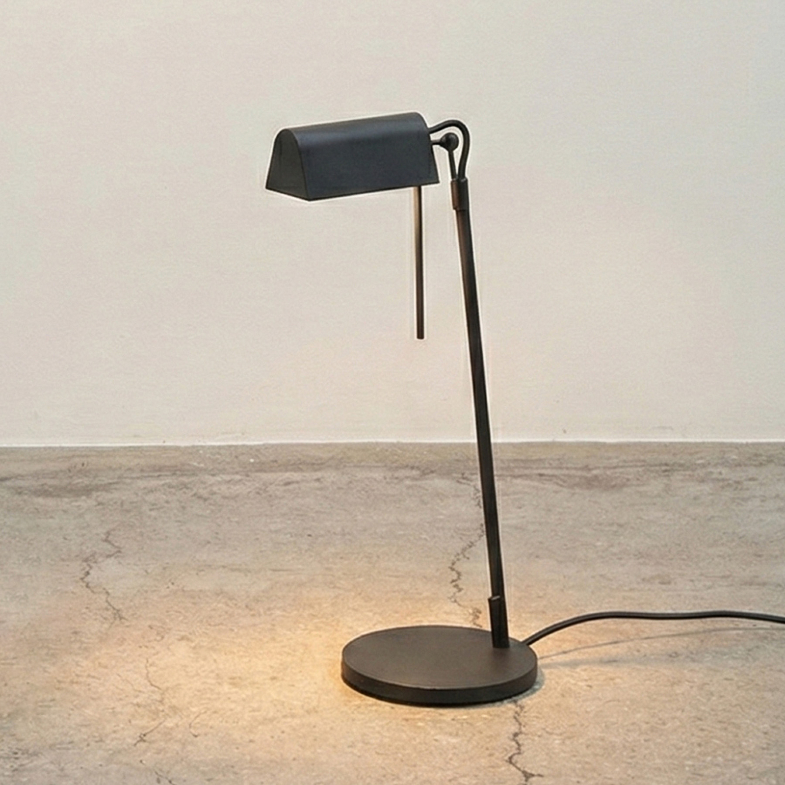 BLACK FOLD bordlampe, stål, sort, højde 44 cm, G9 – Serax