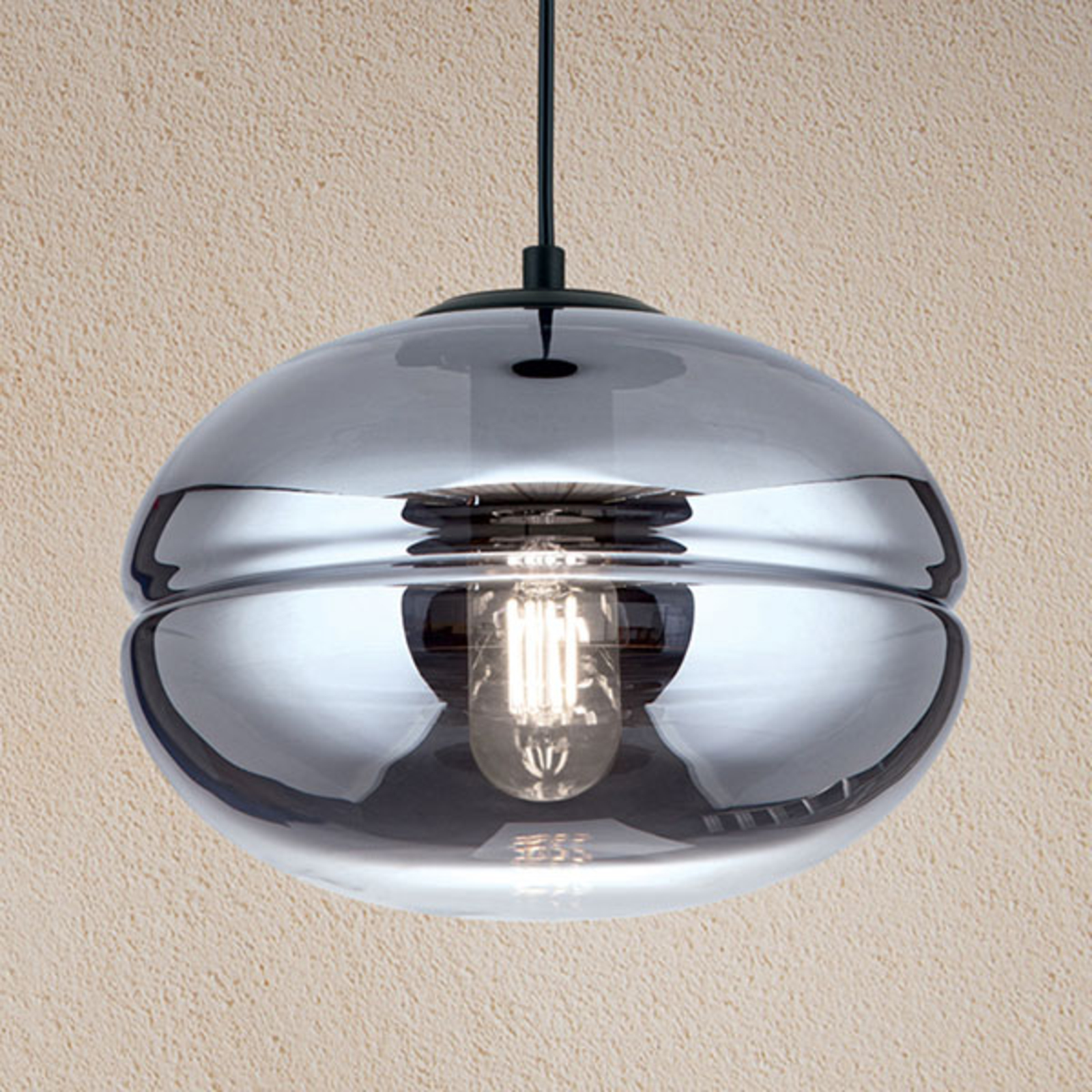 Richard pendant light with mouth-blown lampshade