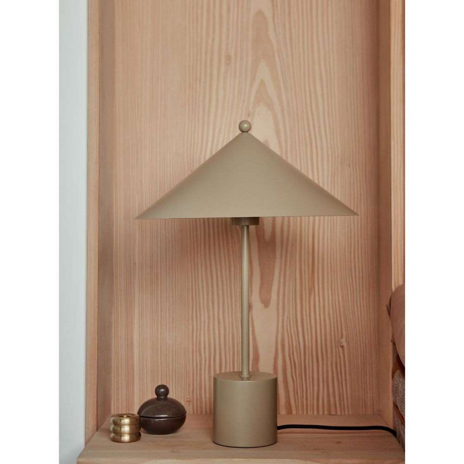 Lampa stołowa OYOY Living Design „Kasa”, beżowa, metalowa, E14 Lampa stołowa OYOY Living Design „Kasa”, beżowa, metalowa, E14