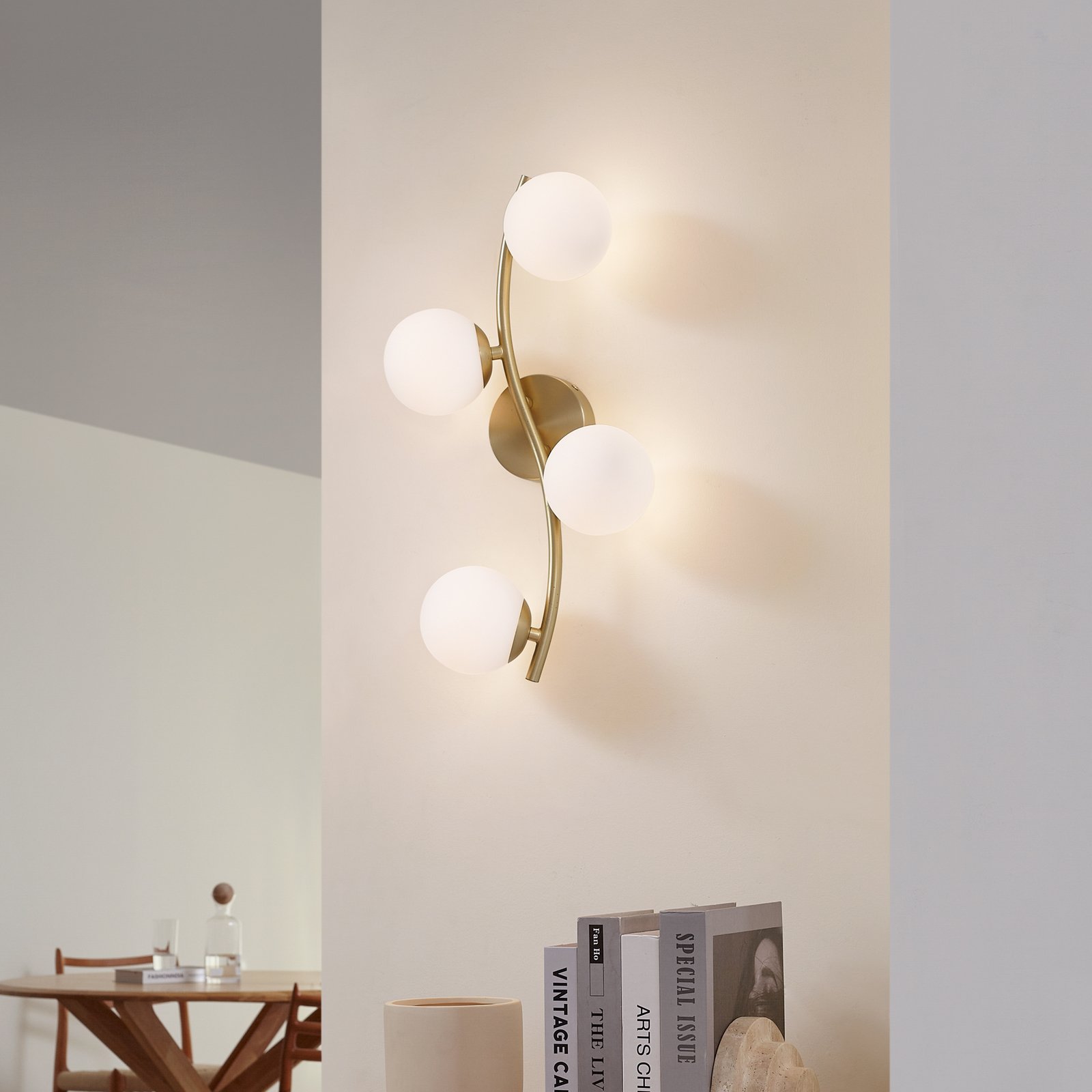 Lindby Wandleuchte Josiana, opal/messing, 48 cm, Kugel, Glas