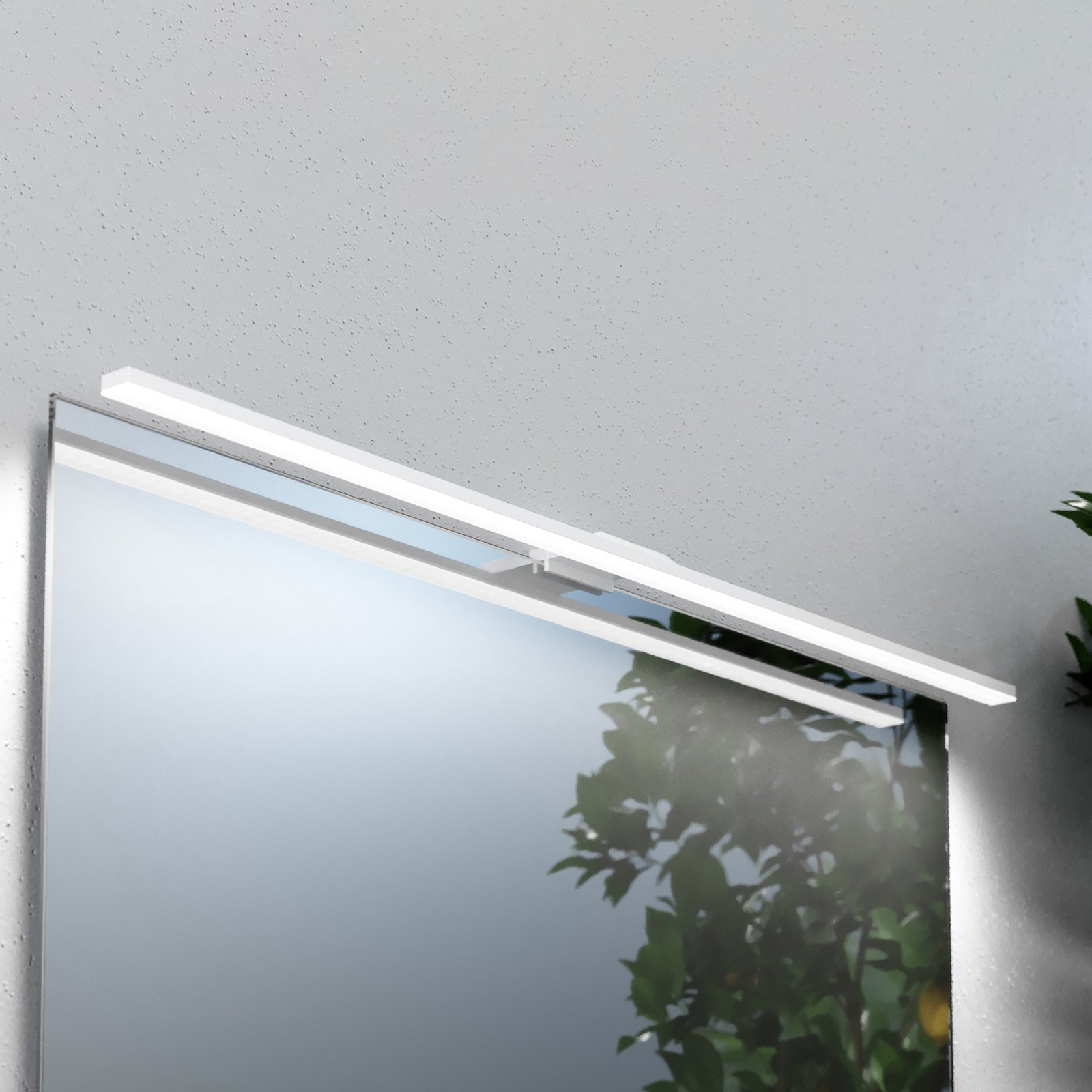 LED zrcadlové světlo Triga, IP44, bílé, 80 cm, 4 000 K