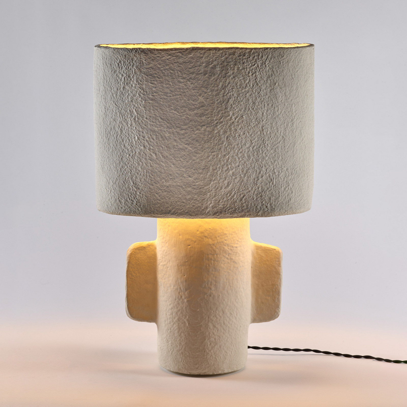01 M WHITE EARTH bordlampe, hvid, papmaché, højde 54 cm, E27 – Serax