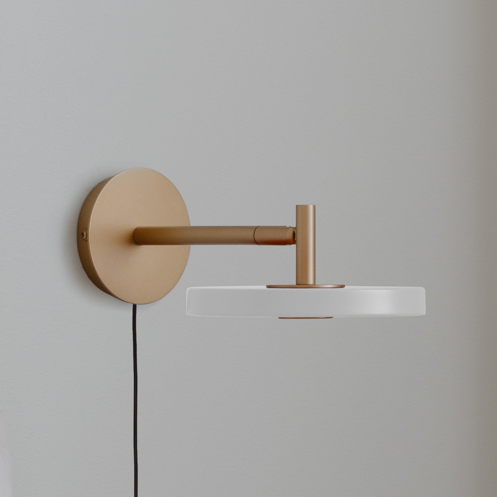 UMAGE Aplică de perete cu LED Asteria Short alb 25 cm fișă - Camera de zi / sufragerie - design - alb alamă - Metal