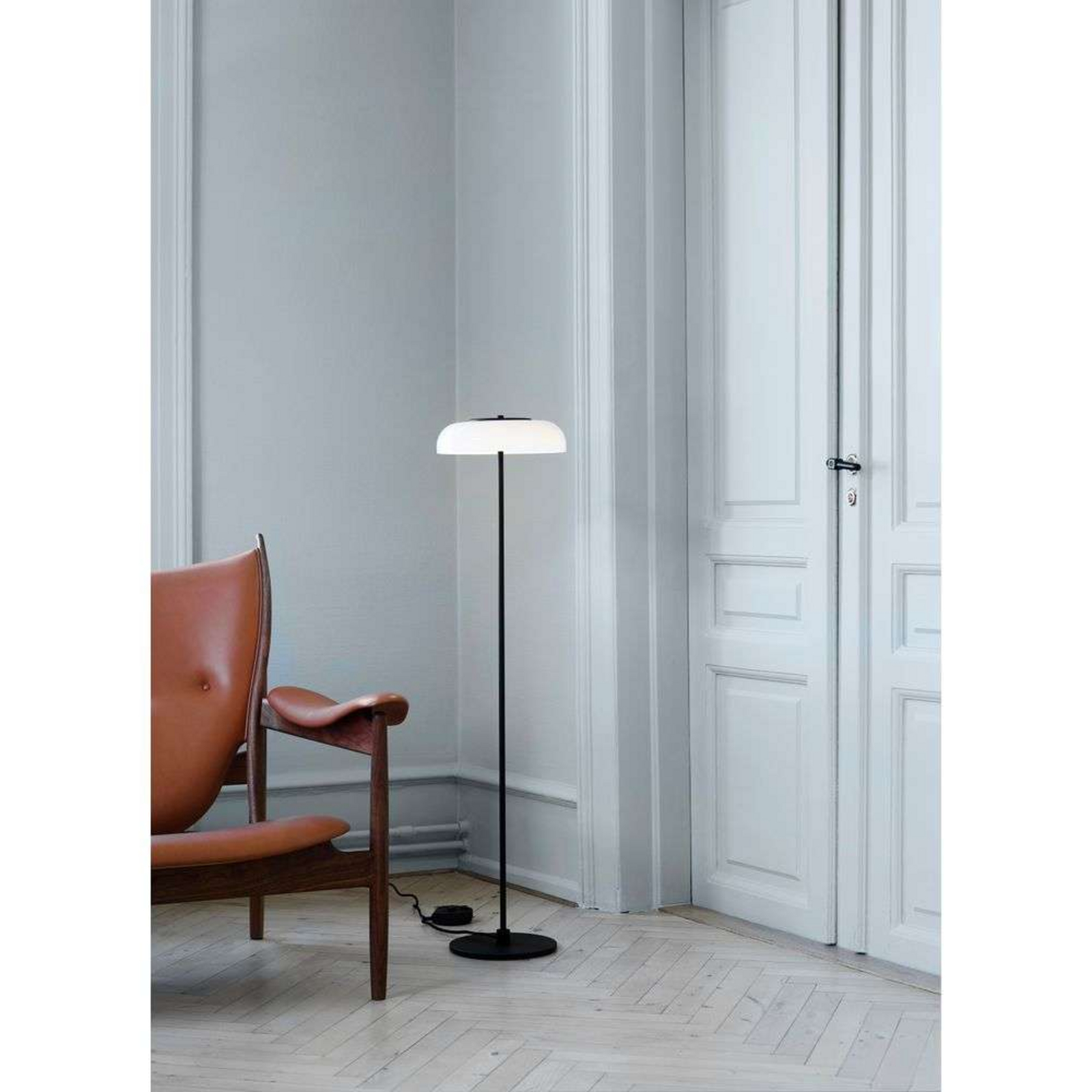 Lampadaire LED Nuura Blossi, hauteur 120 cm, noir/opale