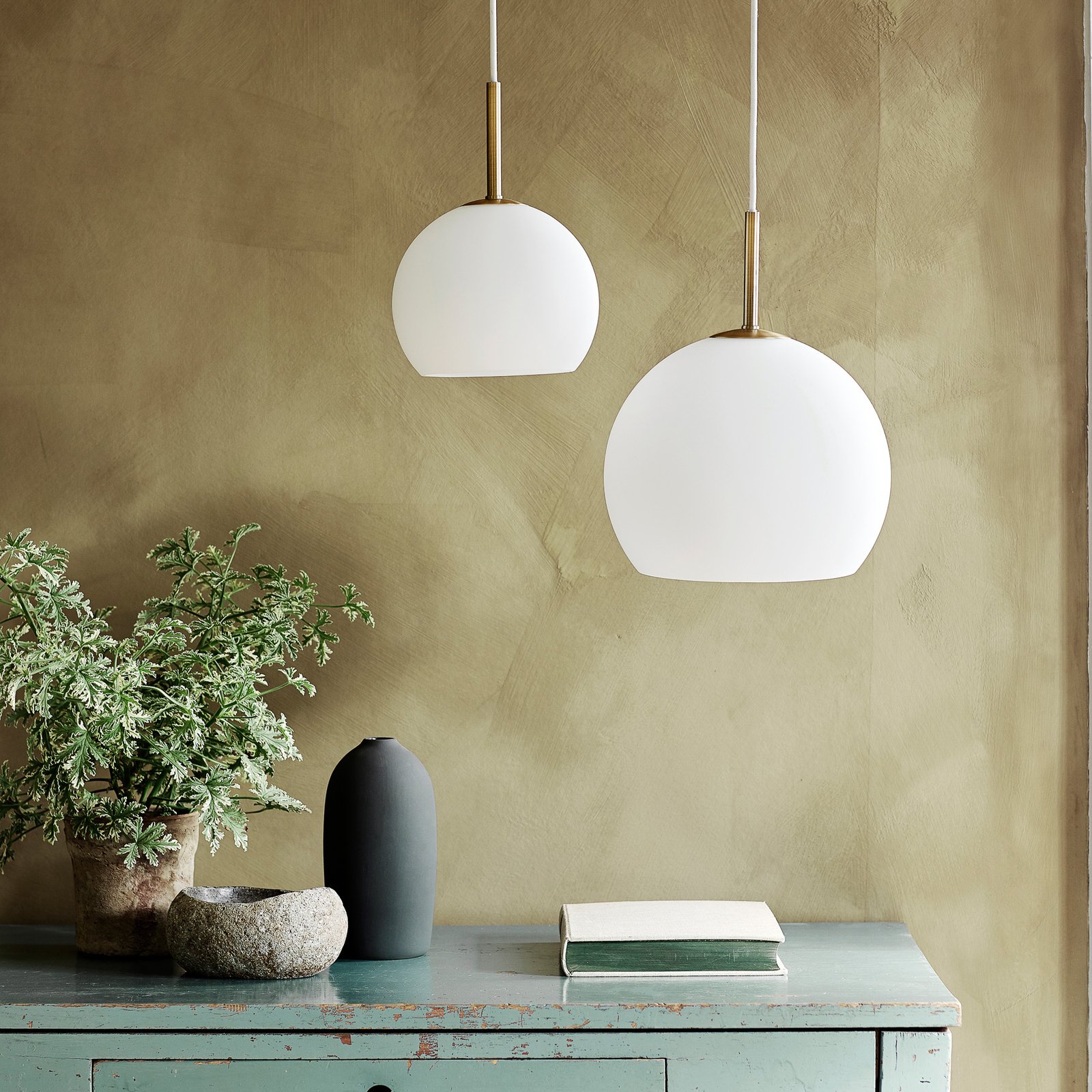 FRANDSEN Lampada a sospensione a sfera, bianco opalino, Ø 25 cm, vetro