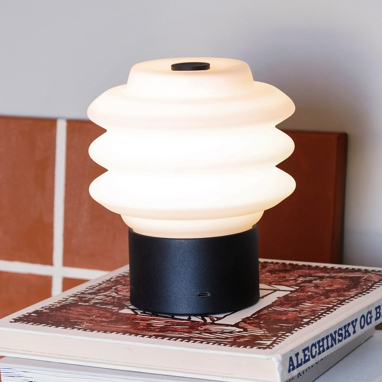 Diva LED Pöytävalaisin Opal/Black - DybergLarsen