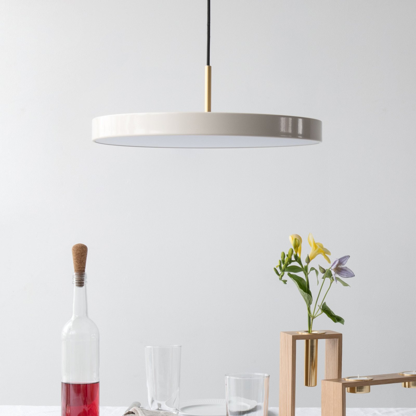 Asteria Medium LED-hængelampe perlemor/messing 43 cm - UMAGE
