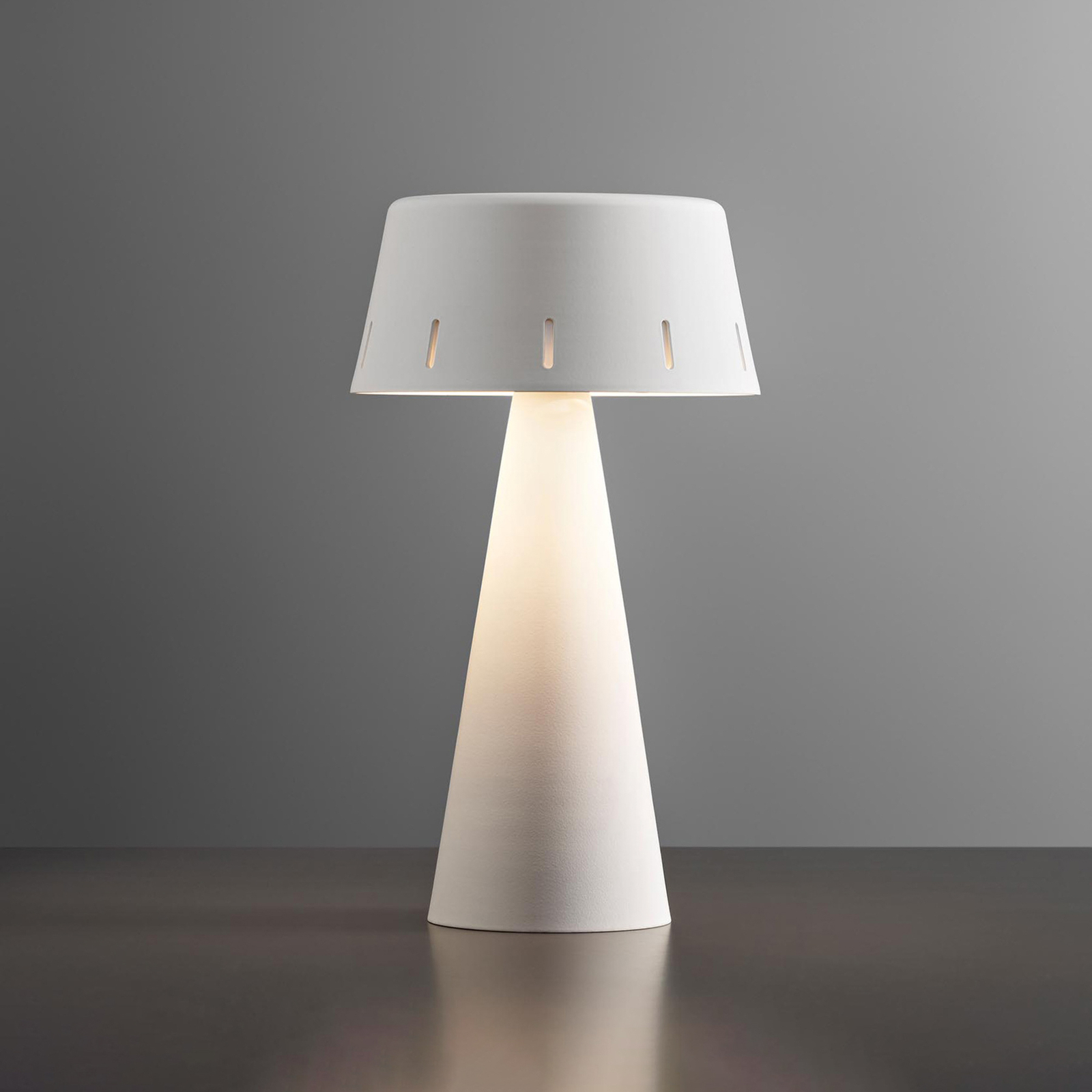 Lampada da tavolo LED di OLEV Makà con batteria ricaricabile, bianco