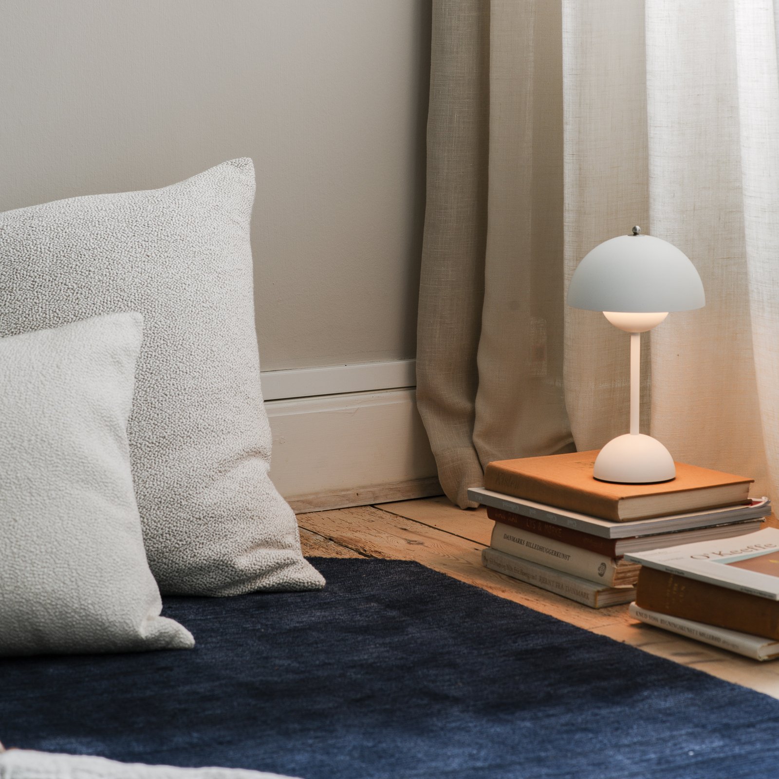 Flowerpot VP9 kannettava pöytävalaisin Matt White - &Tradition