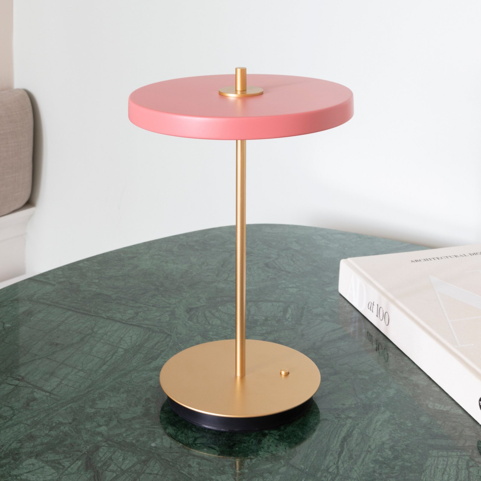 UMAGE LED stolní lampa Asteria Move, růžová/mosaz, 31 cm