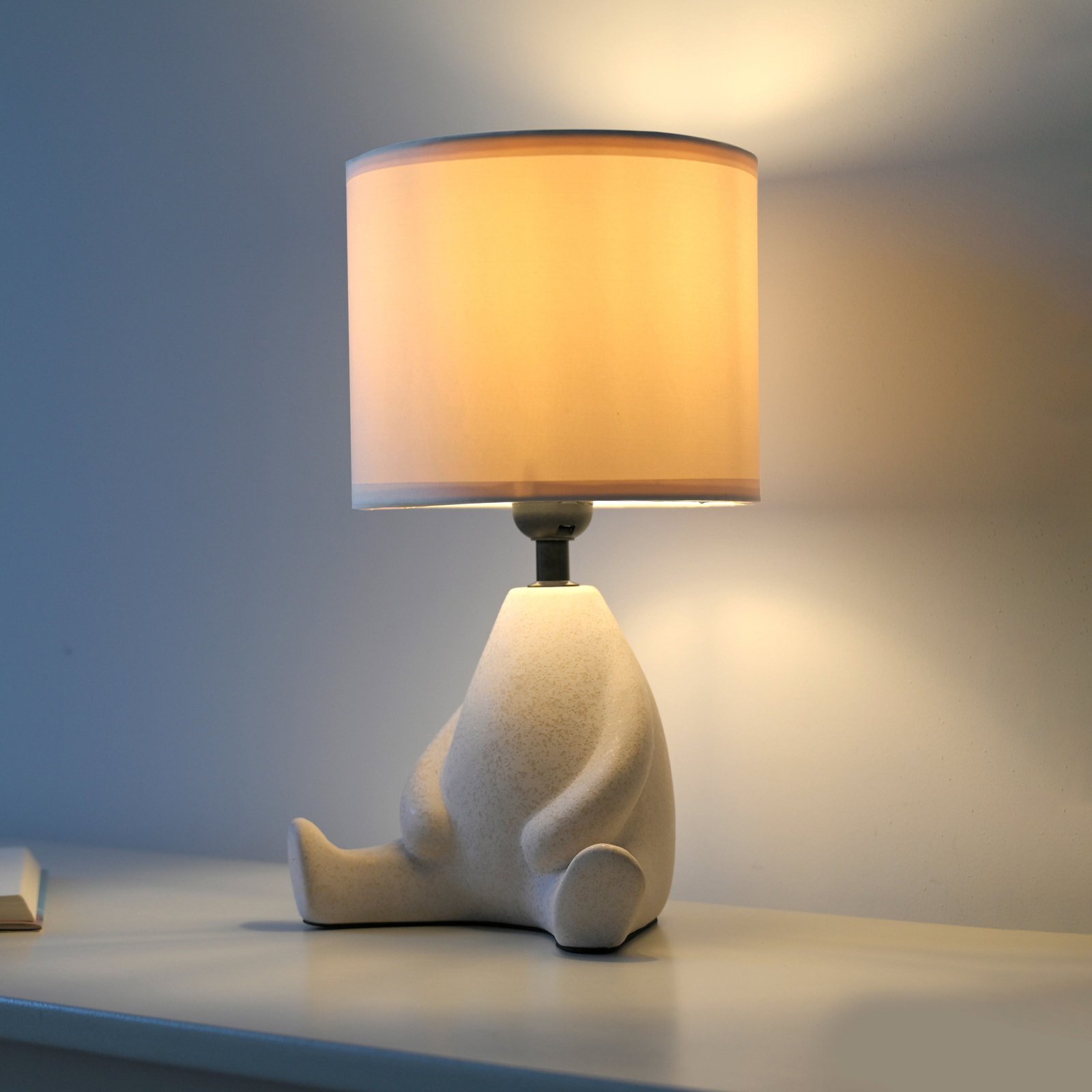 JUST LIGHT. Ted bordlampe, keramik, siddende, sandbeige