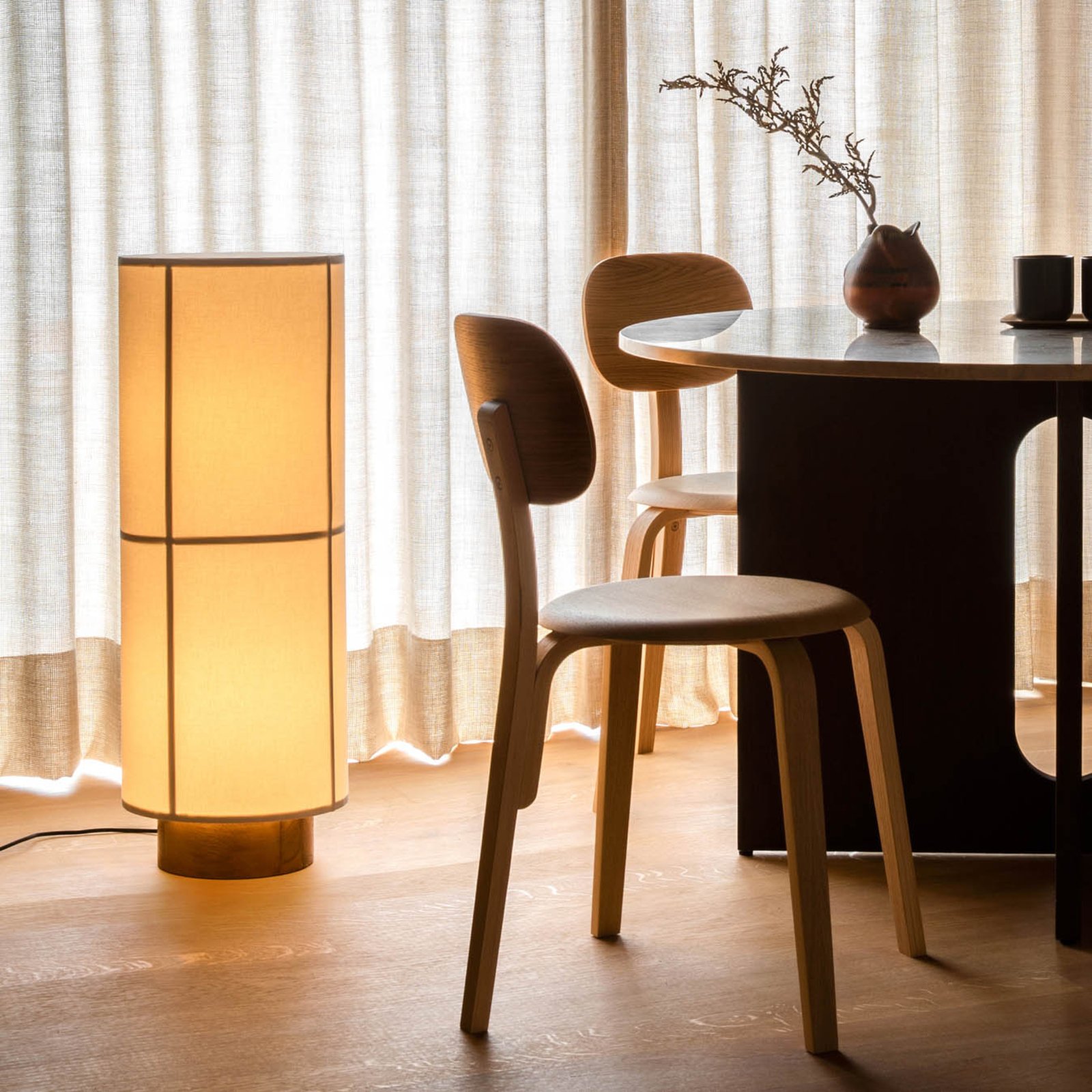 Audo Hashira floor lamp with a dimmer, natural