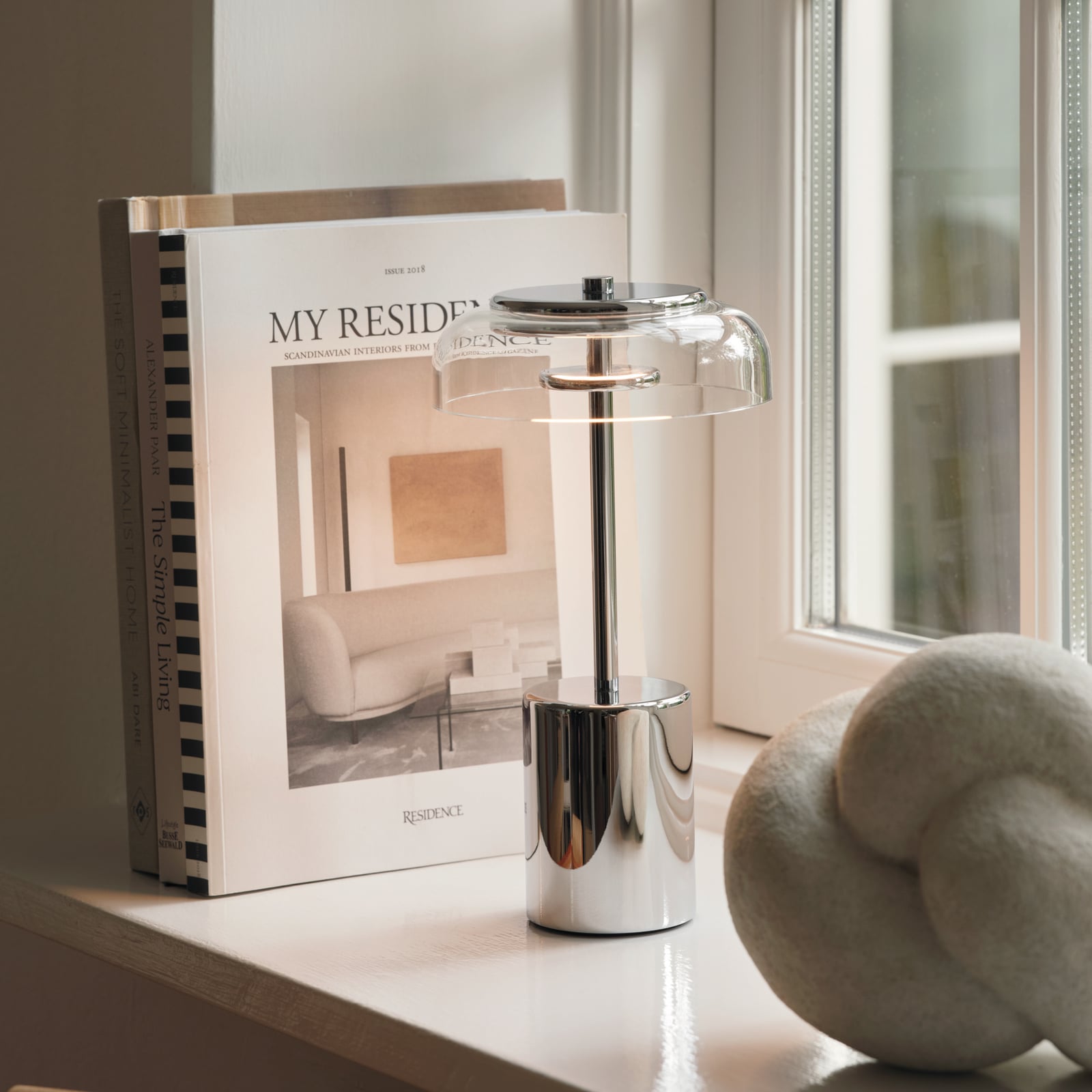 Lampa stołowa LED Blossi na akumulator, wysokość 26 cm, chrom/przezroczysta –