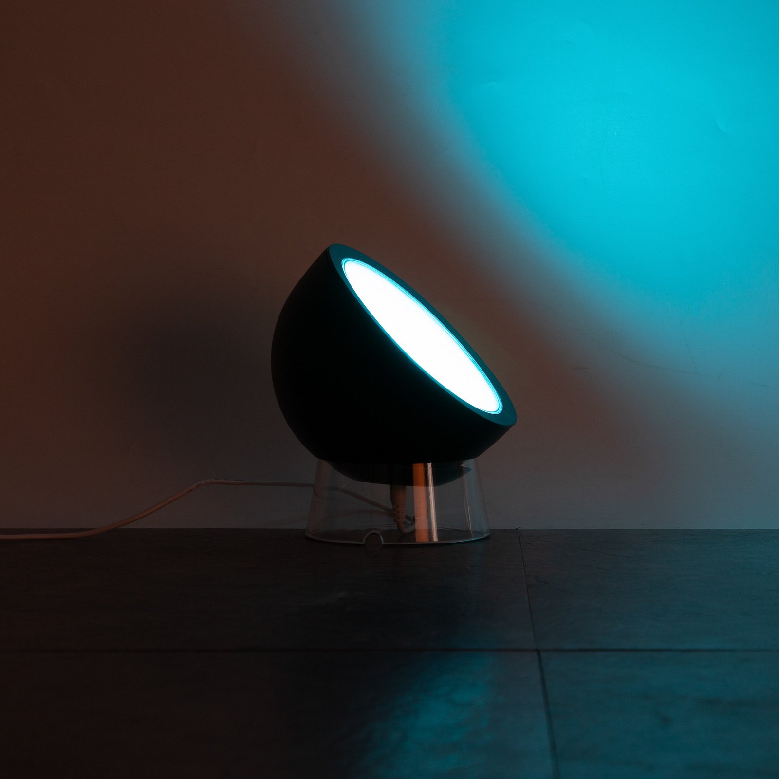 Stolová LED lampa Globe s funkciou RGBW, čierna