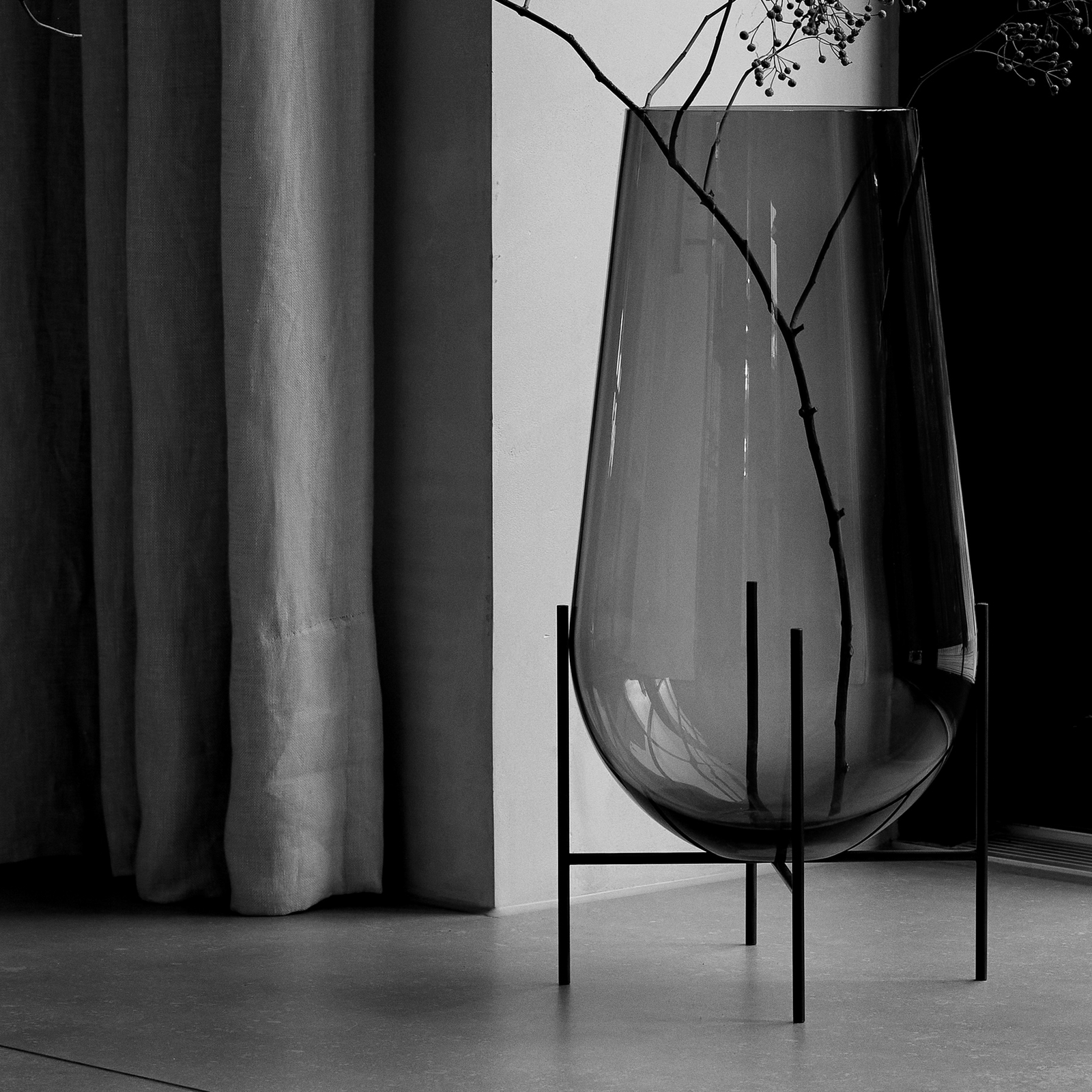 Echasse vase, høyde 60 cm, røykgrå/grønn/messing - Audo Echasse vase, høyde 60 cm, røykgrå/grønn/messing - Audo