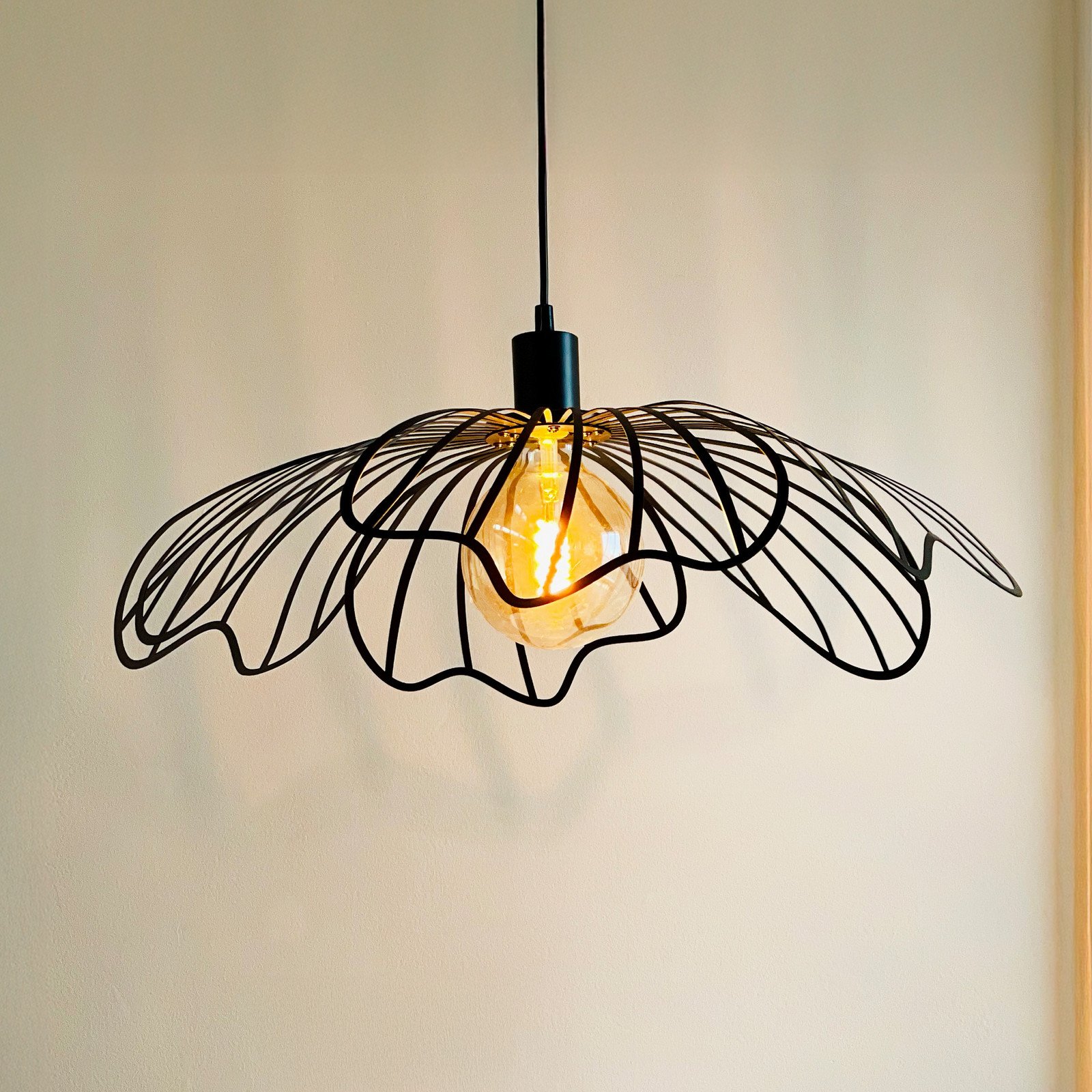 Dyberg Larsen Lampă suspendată BLUMEN negru mat Ø 60 cm - Camera de zi / sufragerie - Design - Metal