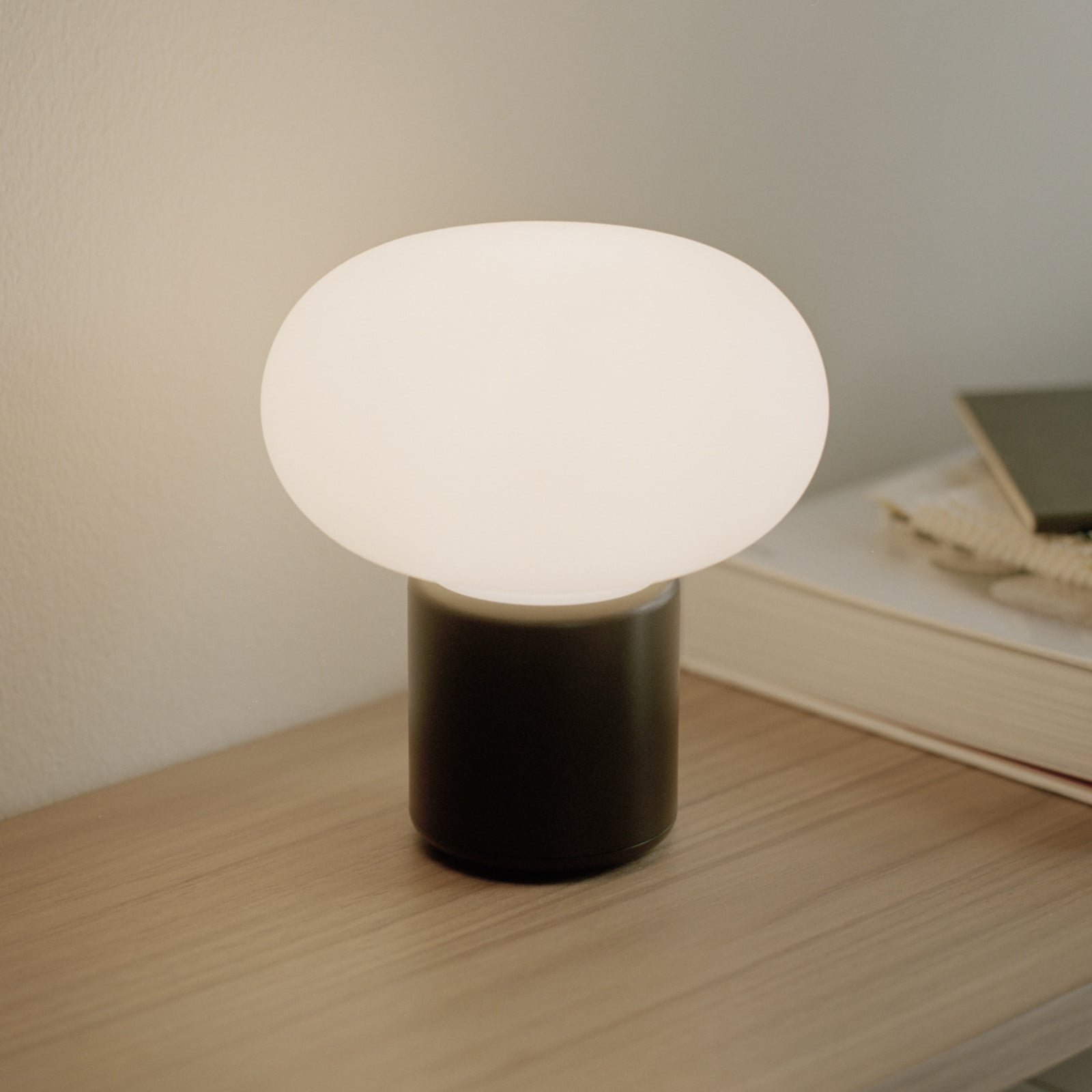 Karl-Johan Portable Bordlampe IP65 Cold Black New Works - Terrasse - Design - Plastik - Med skærm