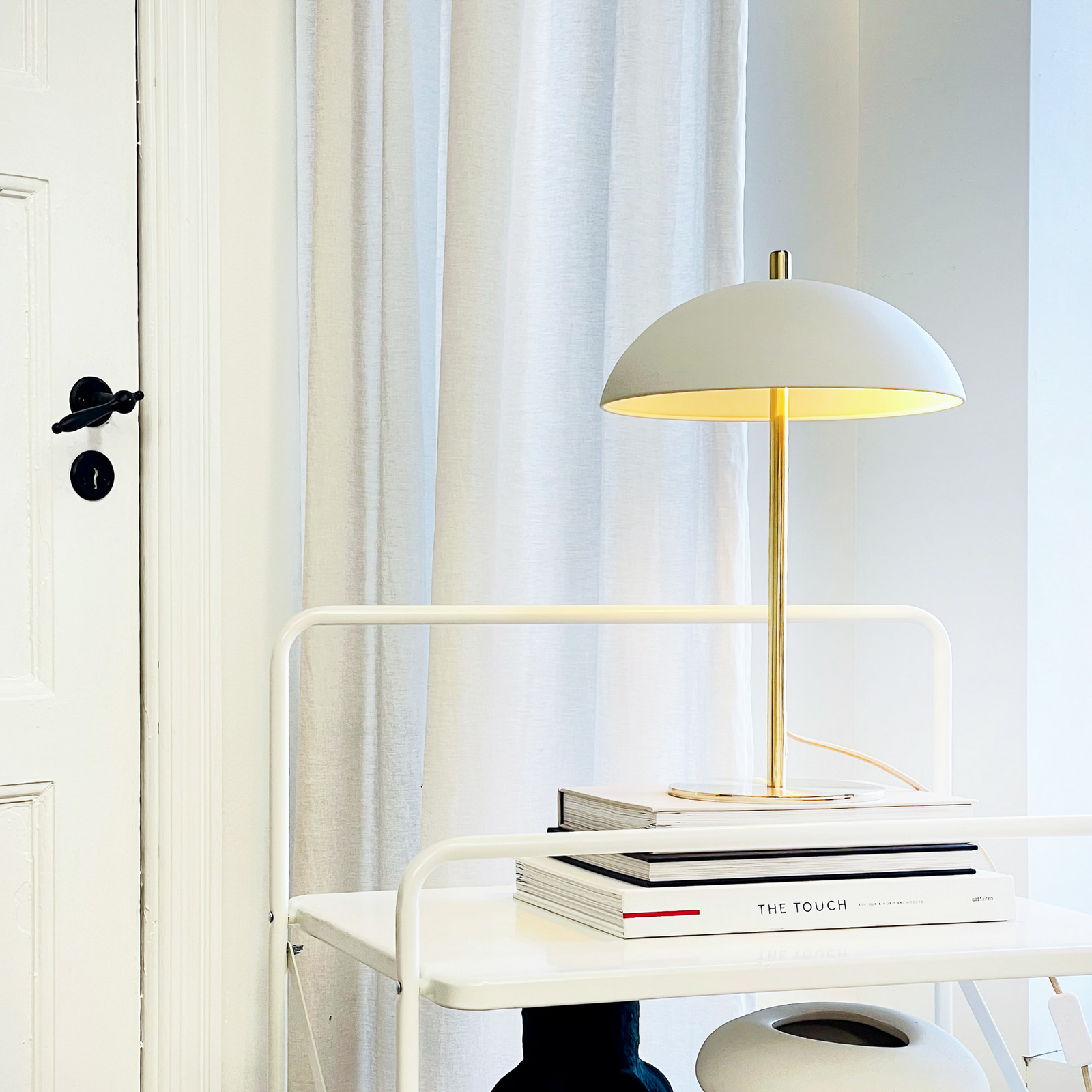 Dyberg Larsen stalo lempa Globus, smėlio spalvos/vario, 44 cm Dyberg Larsen stalo lempa Globus, smėlio spalvos/vario, 44 cm