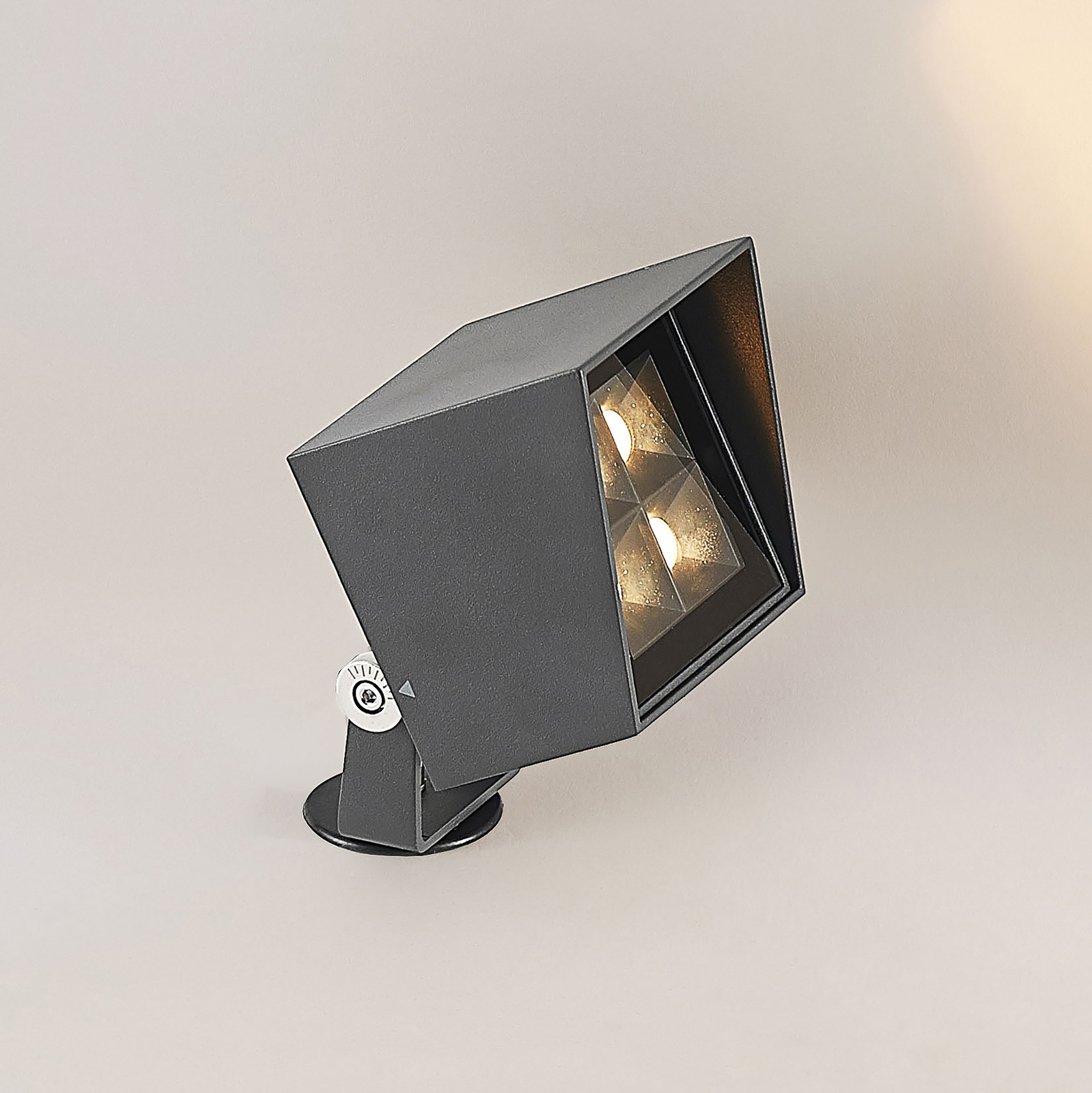 Lucande Friso reflektor LED z grotem, kątowy