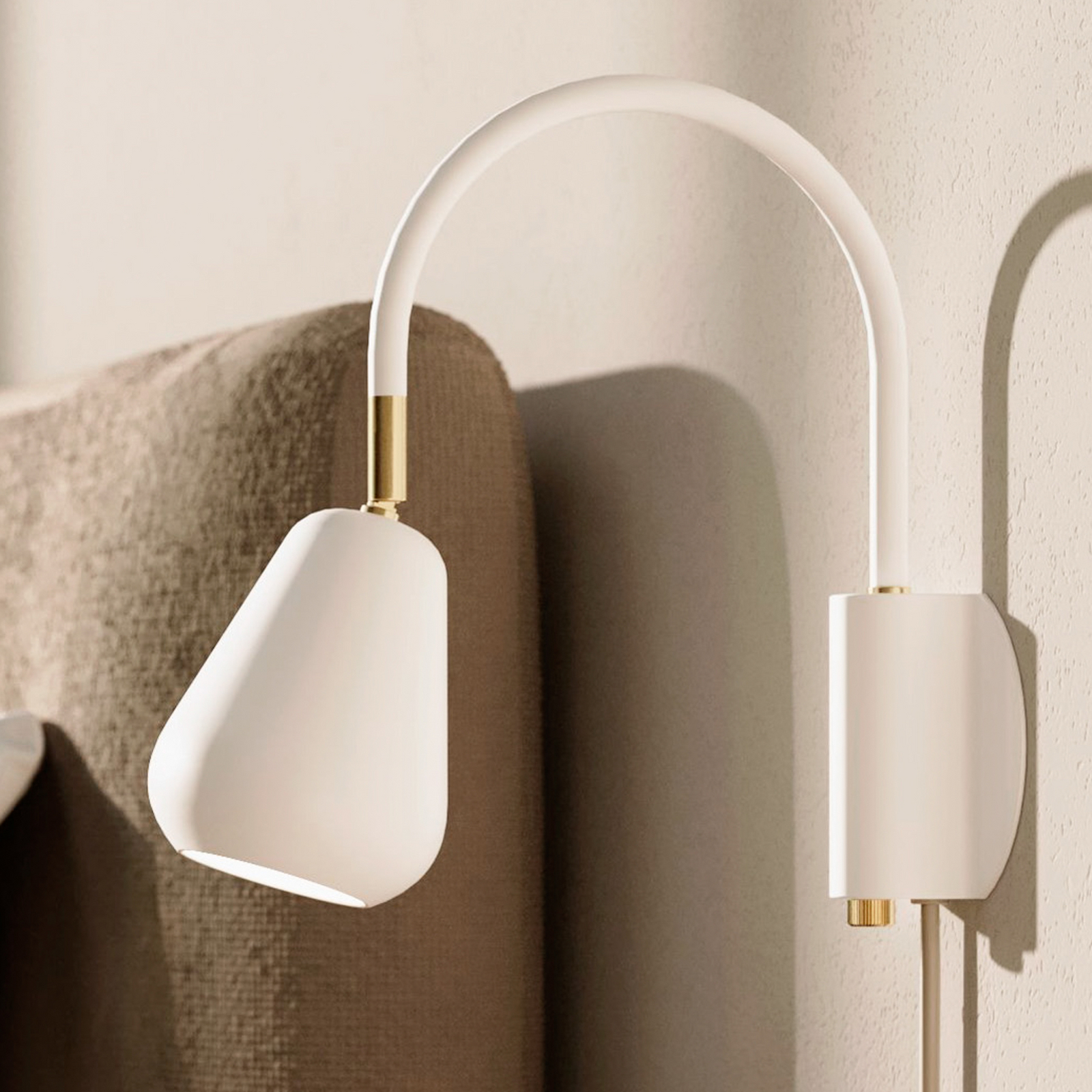 Foco de pared Nuura Anoli, blanco/dorado, metal, GU10, enchufe