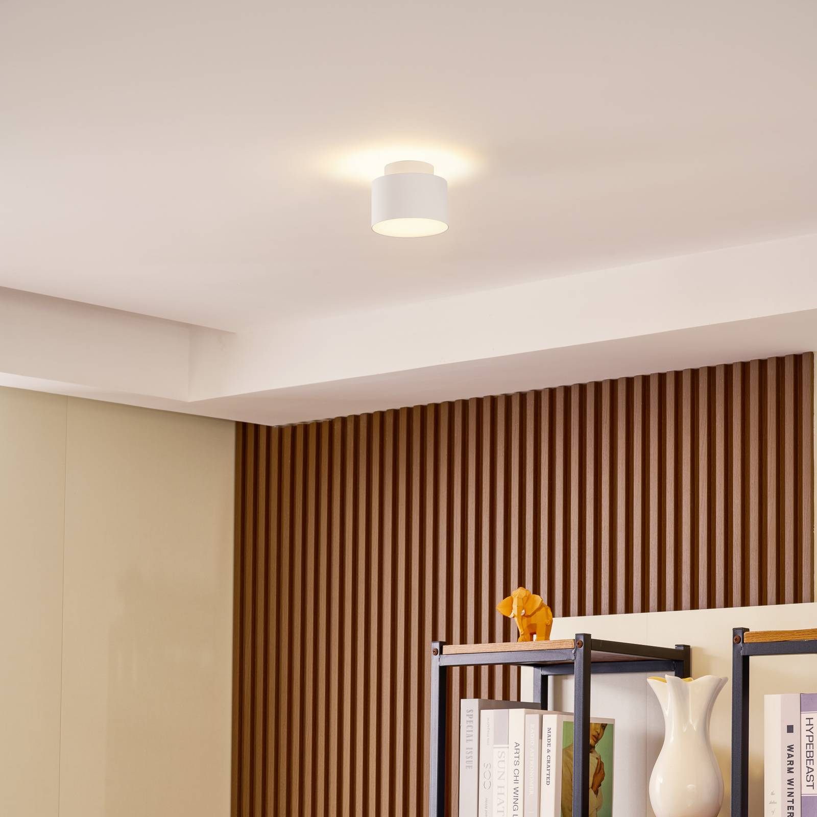 Lindby LED reflektor Nivoria, 11 x 8,8 cm, pieskovo biely, hliník