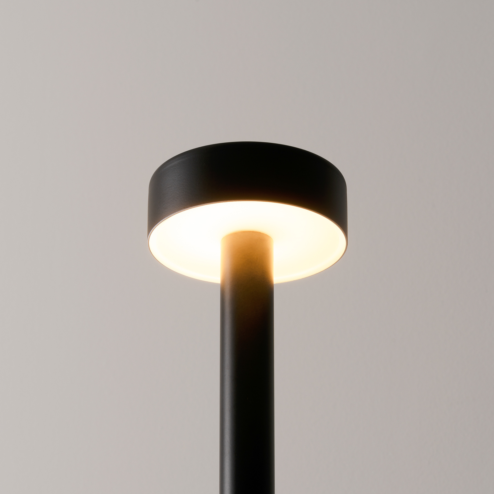 Milan Peak Lane LED floor lamp black 170 cm