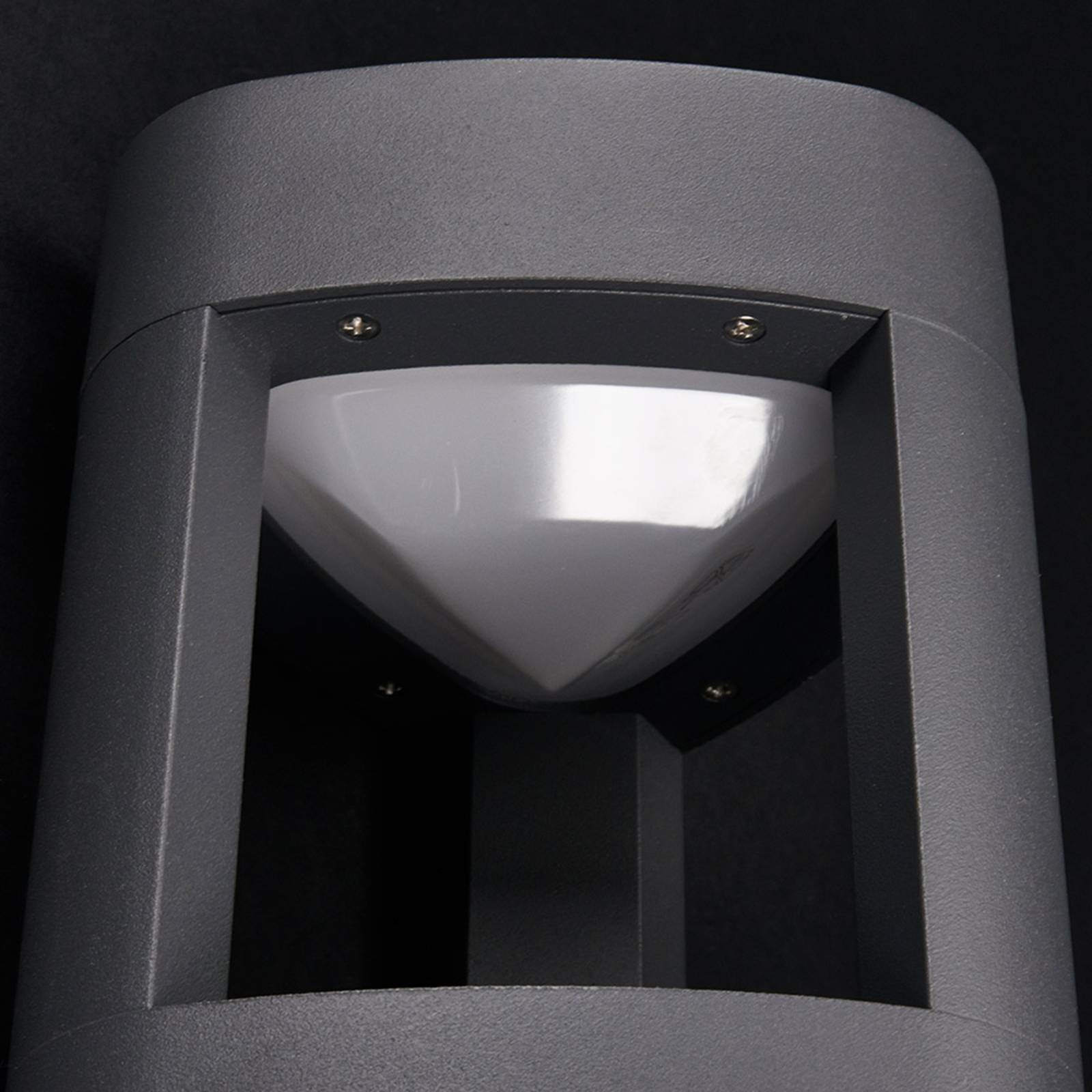 Lucande Venkovní nástěnné svítidlo Pirron LED, trojúhelníkový tvar, hliník, černá