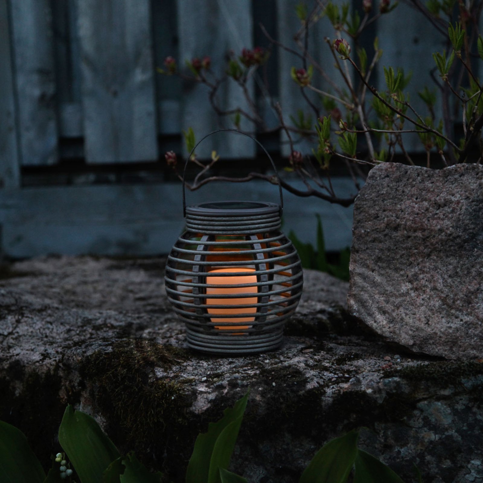 Brun solcellslampa Lantern i rottingutseende, LED